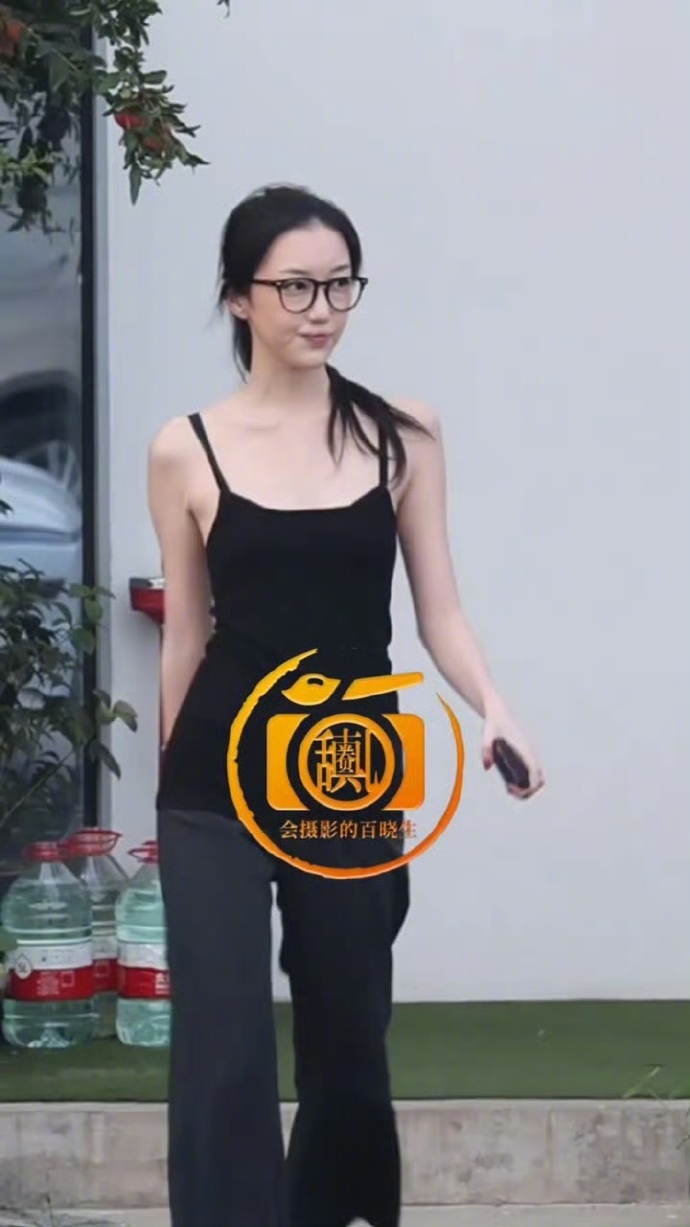 據悉李嫣的身高已經有175公分，比王菲的174公分還高；李嫣瘦長的身材完全遺傳到王菲（翻攝會攝影的百曉生微博）