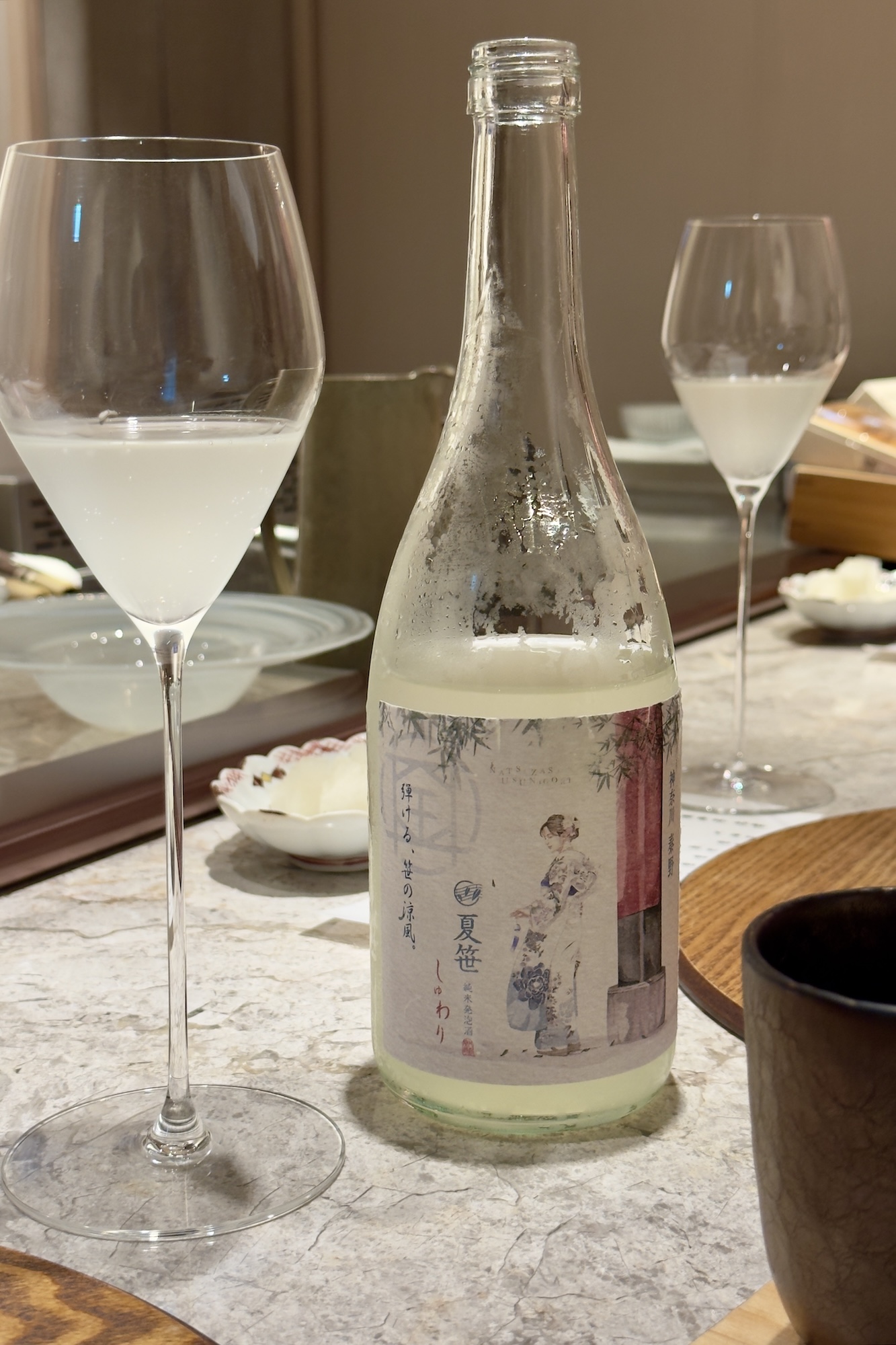 「夏笹 氣泡純米生酒」以瓶內二次發酵形成天然細緻氣泡,沁涼清爽。