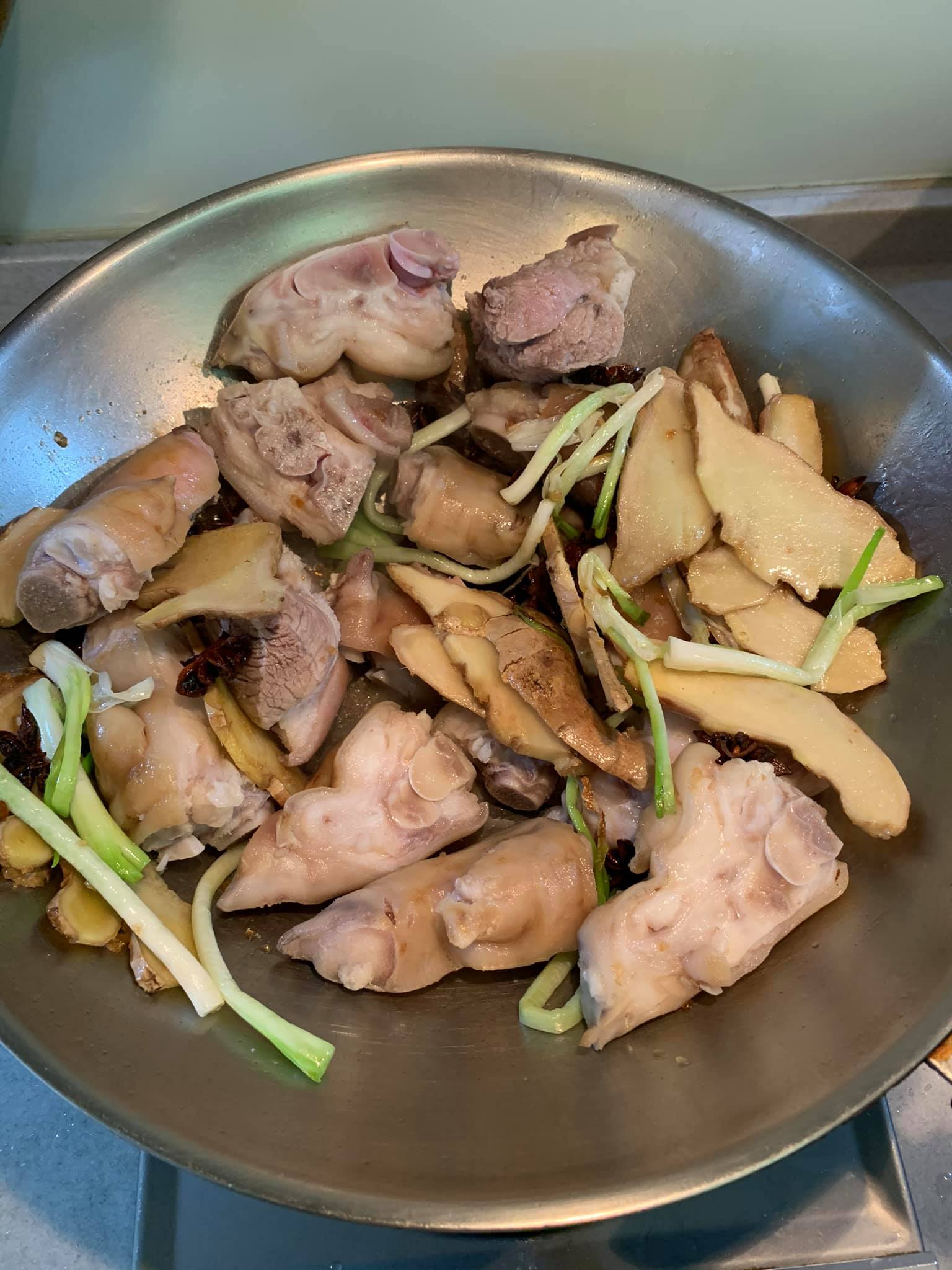江浙風味的豬腳配料比較單純，只有蔥、薑、八角、冰糖、醬油。