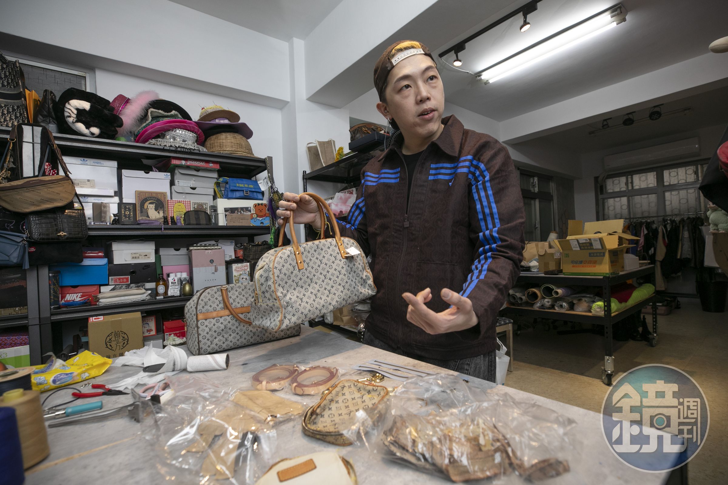 馬毅因能高度修復還原包包,即使沒招牌,修包需等待,仍有不少客人拿名牌包來修。