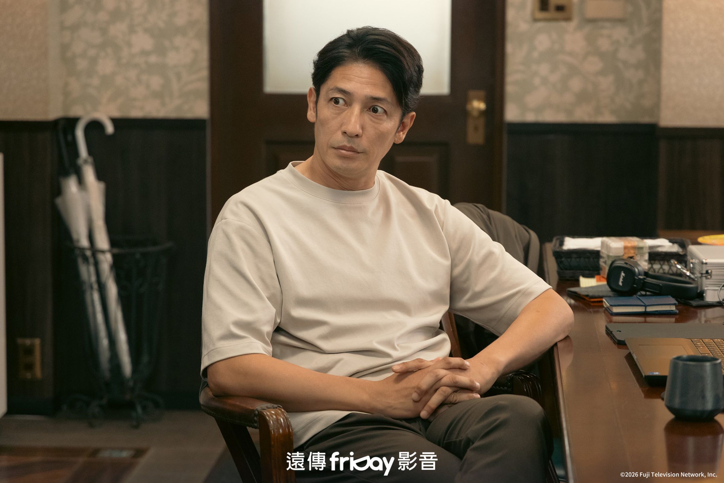 玉木宏在劇中飾演天音蓮,冷靜破解保險金疑案,同時展現細膩父愛的一面。(friDay影音提供)