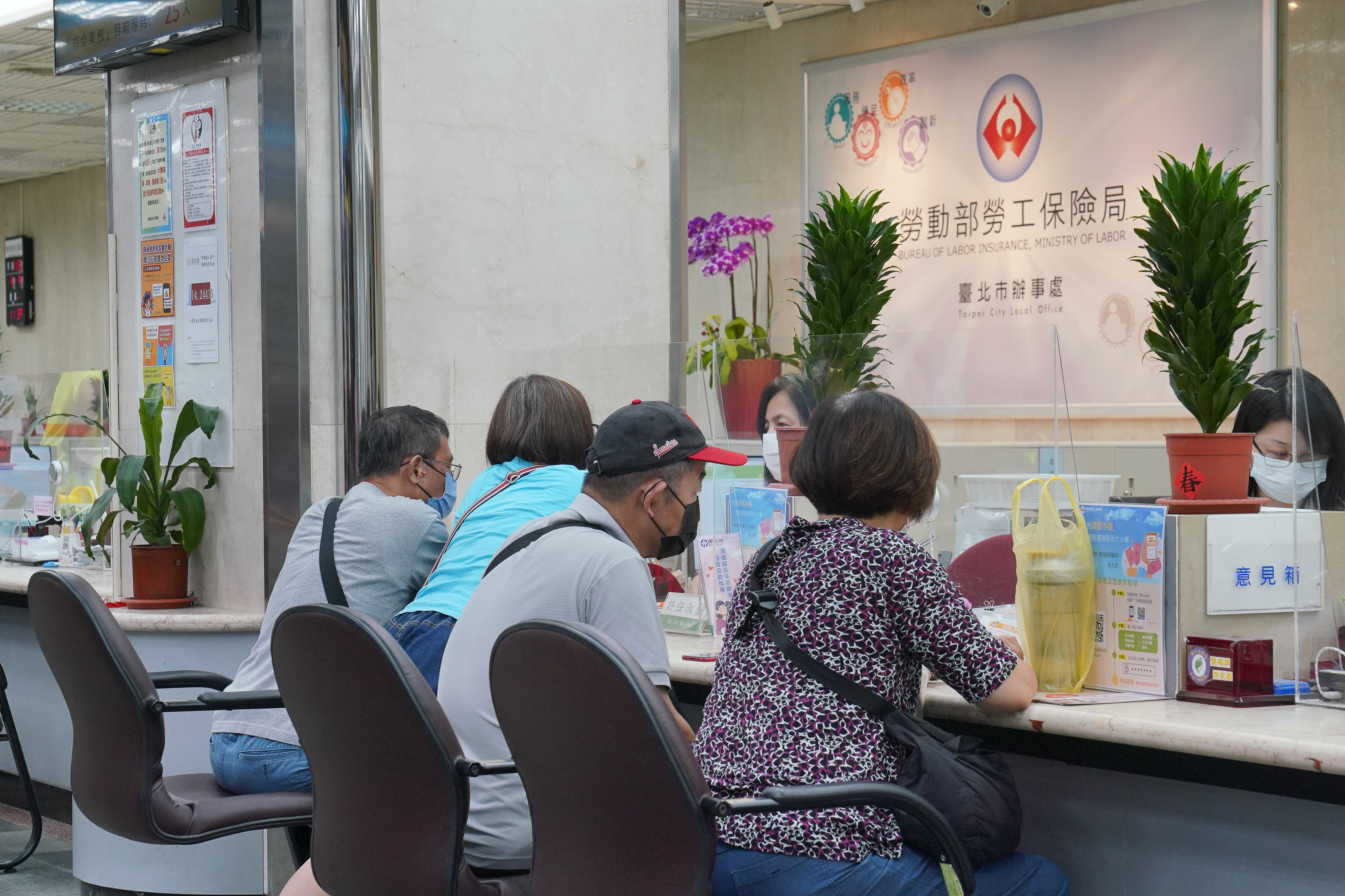 員工年滿60歲就可領勞退金且持續工作，但不能領勞保老年給付。