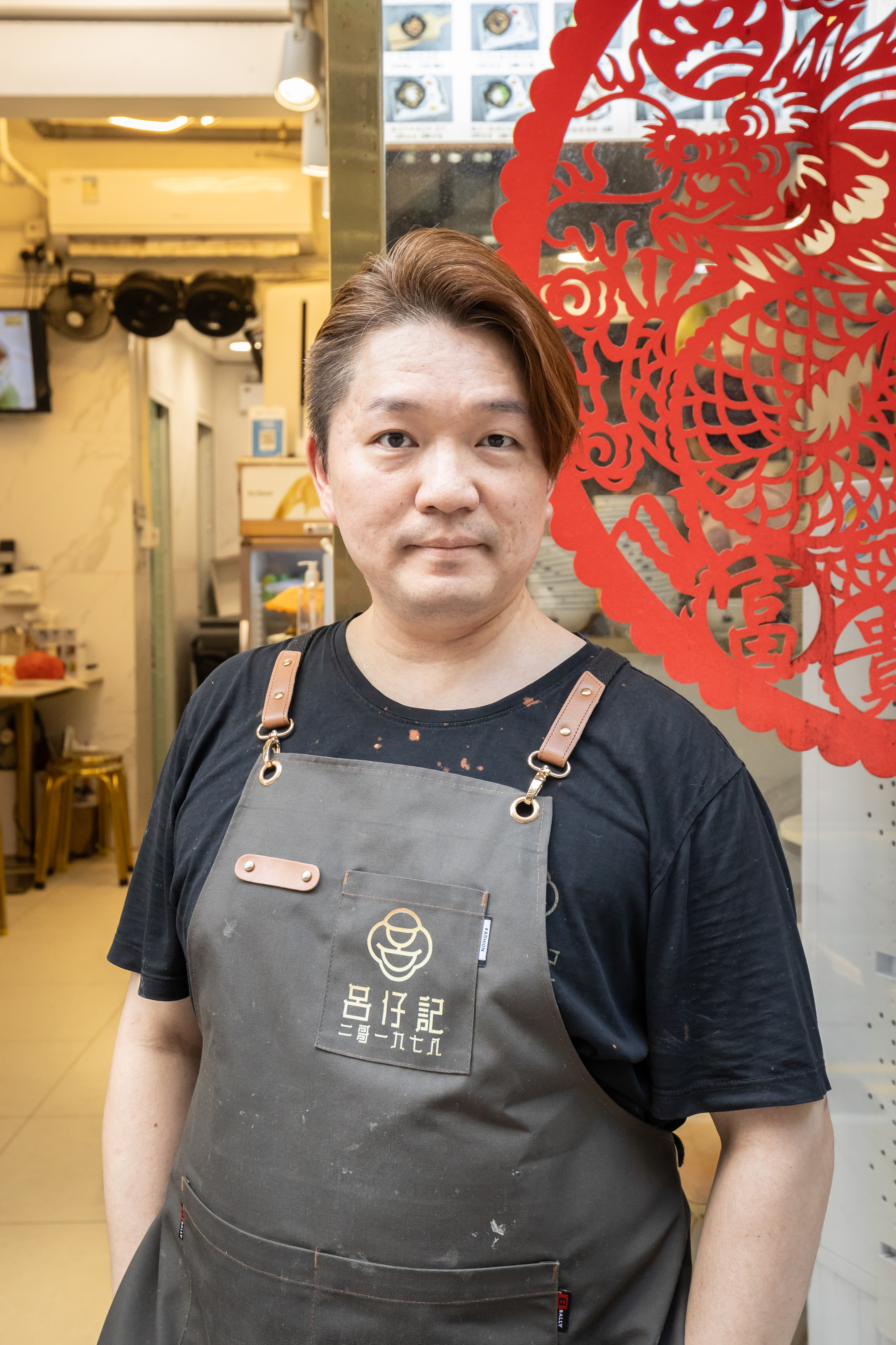 第二代負責人呂賢豪從小學起就經常在店裡幫忙。