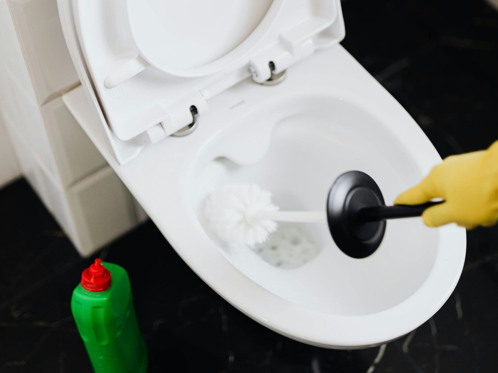 馬桶黃垢刷不掉?達人曝「粉末神招」 1小時見效