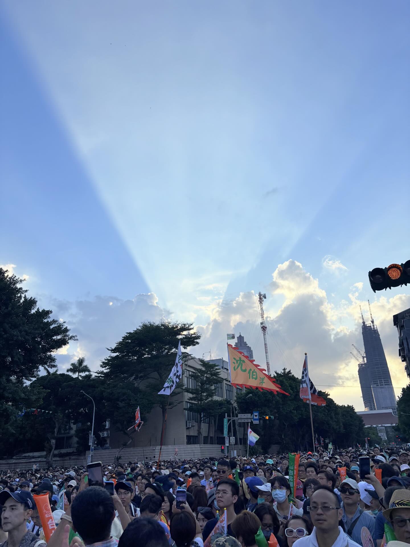 沈伯洋昨日舉辦競總成立大會,他本人致詞時,雲隙間突然露出一道光芒。(Threads@milawang817授權使用)
