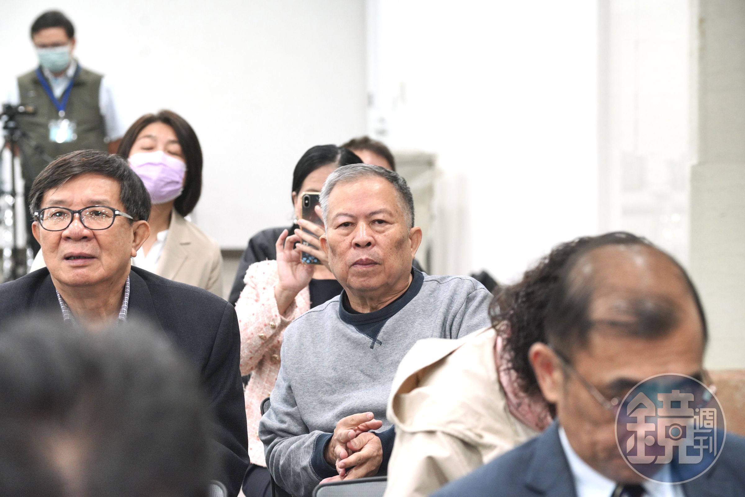 作為市場派代表，吳金泉今日全程緊盯股東臨時會現場。