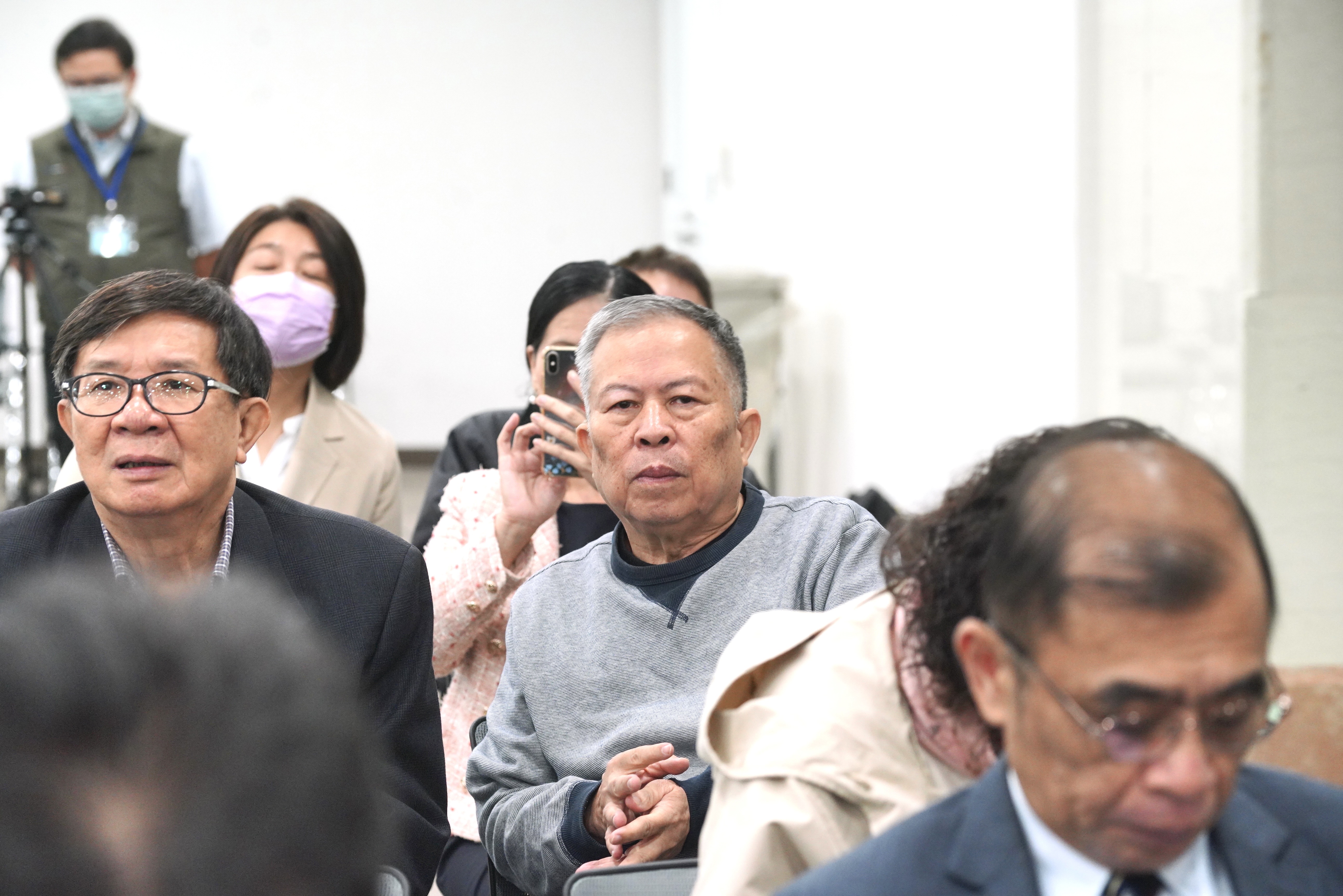 作為市場派代表，吳金泉今日全程緊盯股東臨時會現場。