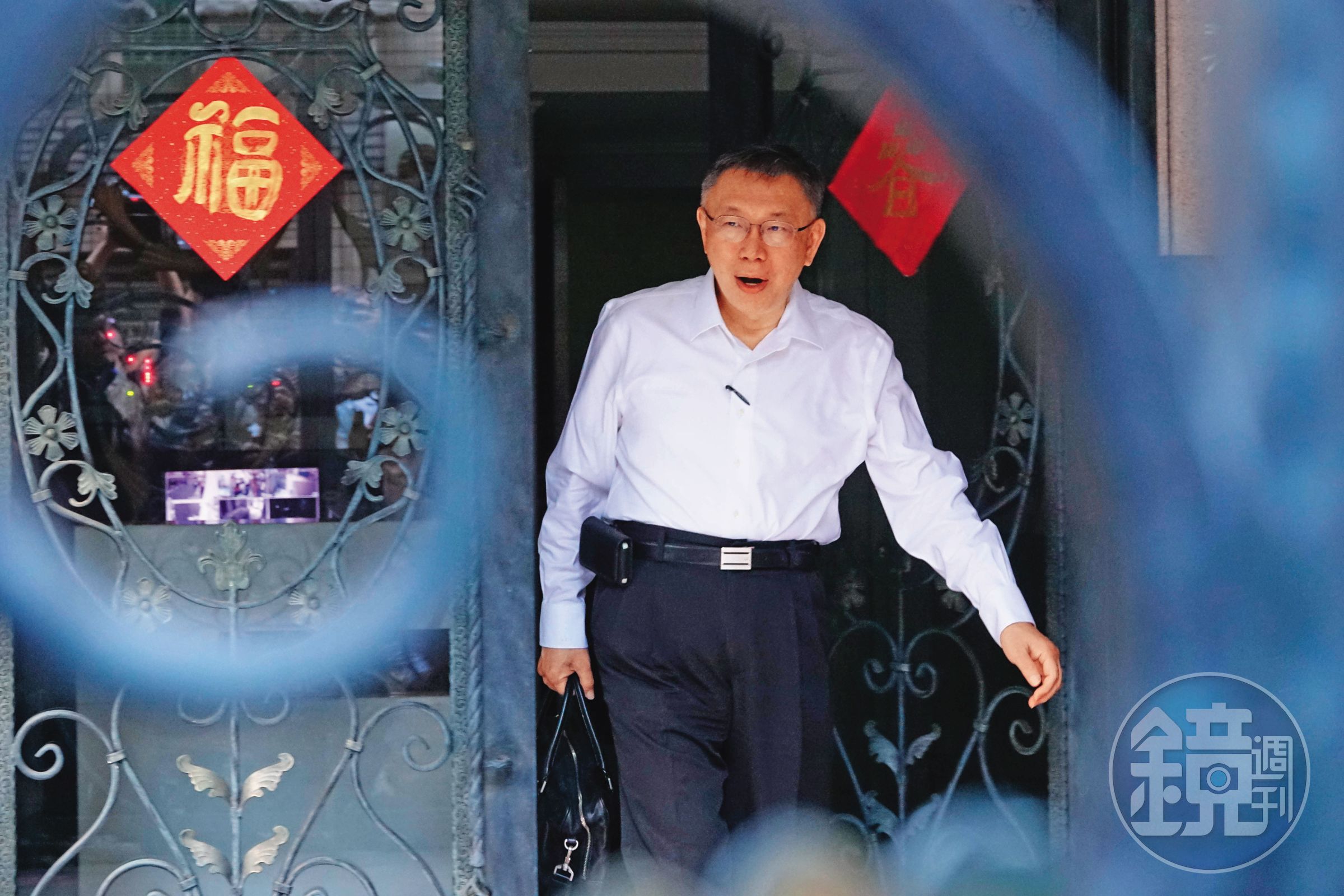 柯文哲住處遭查扣關鍵隨身碟,檢方懷疑他涉嫌向沈慶京收賄1,500萬元。