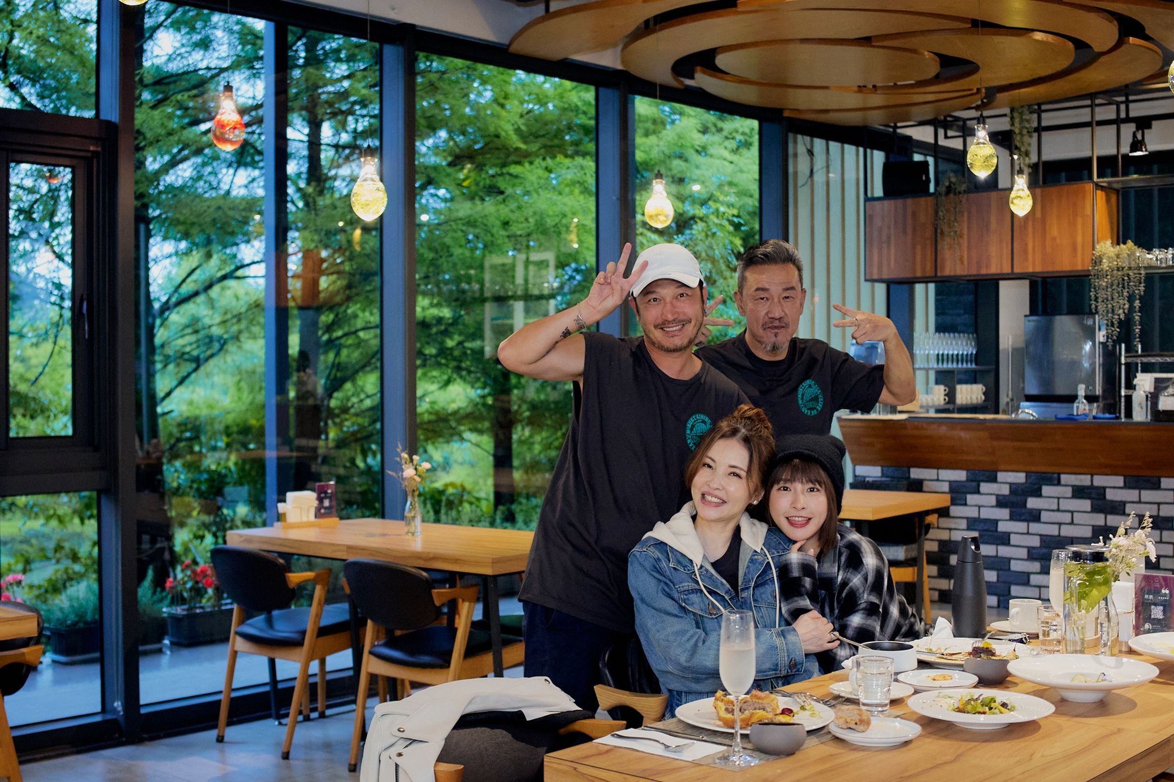 峮峮日前跟著陳為民、何如芸、KID出外景錄製實境節目。（翻攝自峮峮臉書）
