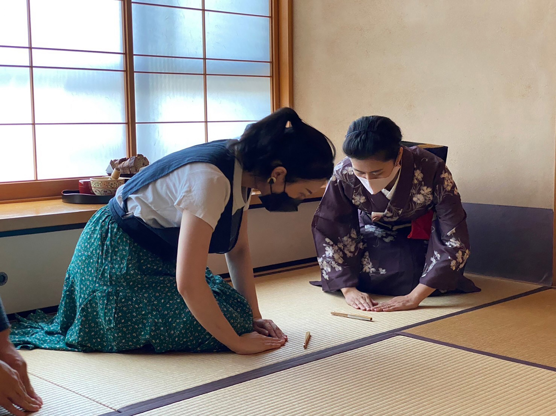 為了認識日本酒的風味幅度，黃鳳誼特別學習日本茶道，她認為兩者的細膩度相似，就像多學習一種語言，能傳遞更多知識與文化。（黃鳳誼提供）
