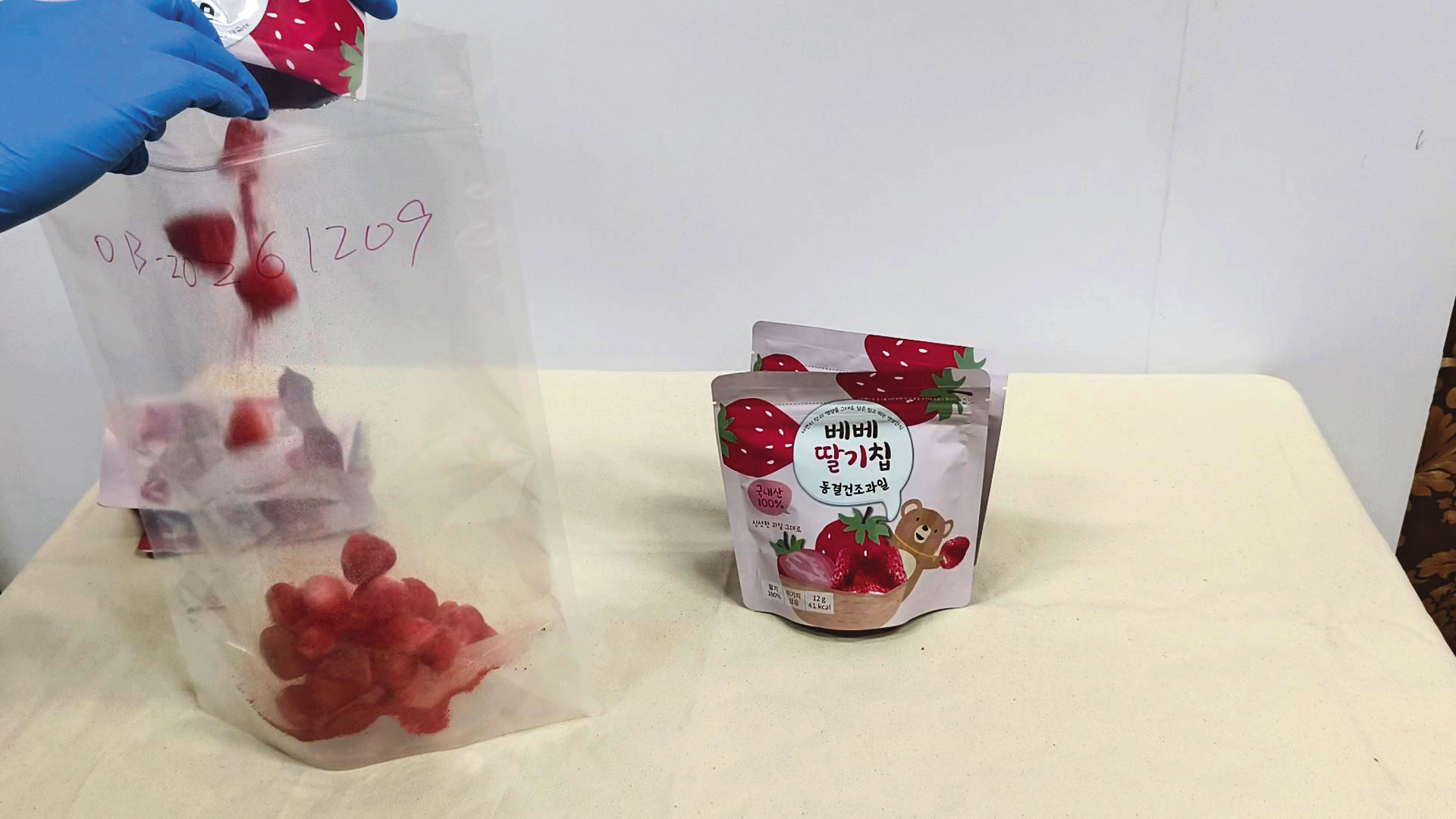 韓國「BEBE貝兒冷凍乾燥水果（草莓）」，驗出2種農藥，殘留量都為0.06ppm。
