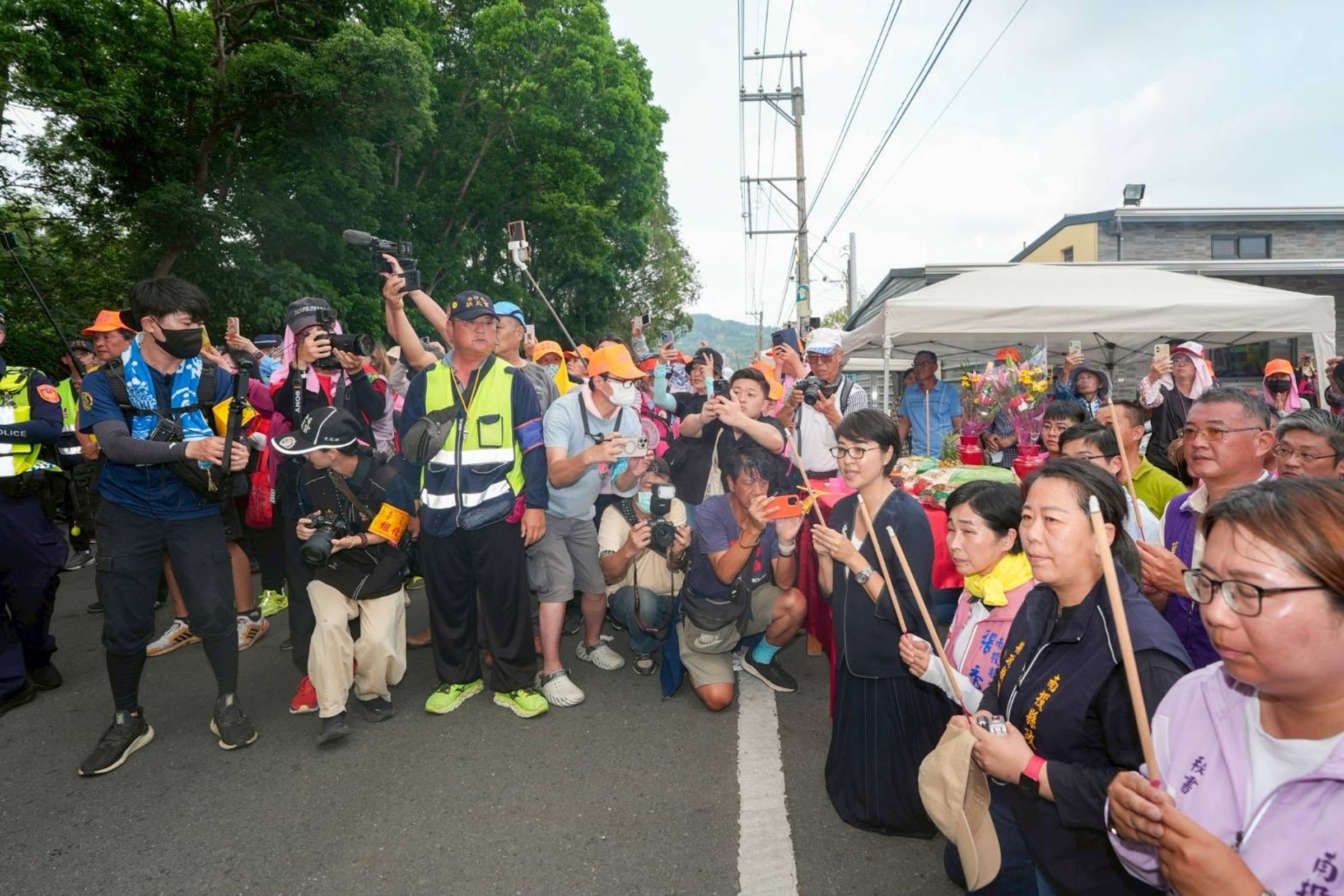 「粉紅超跑」首度前進南投,南投縣長許淑華在名間鄉跪地恭迎。(翻攝自許淑華臉書)