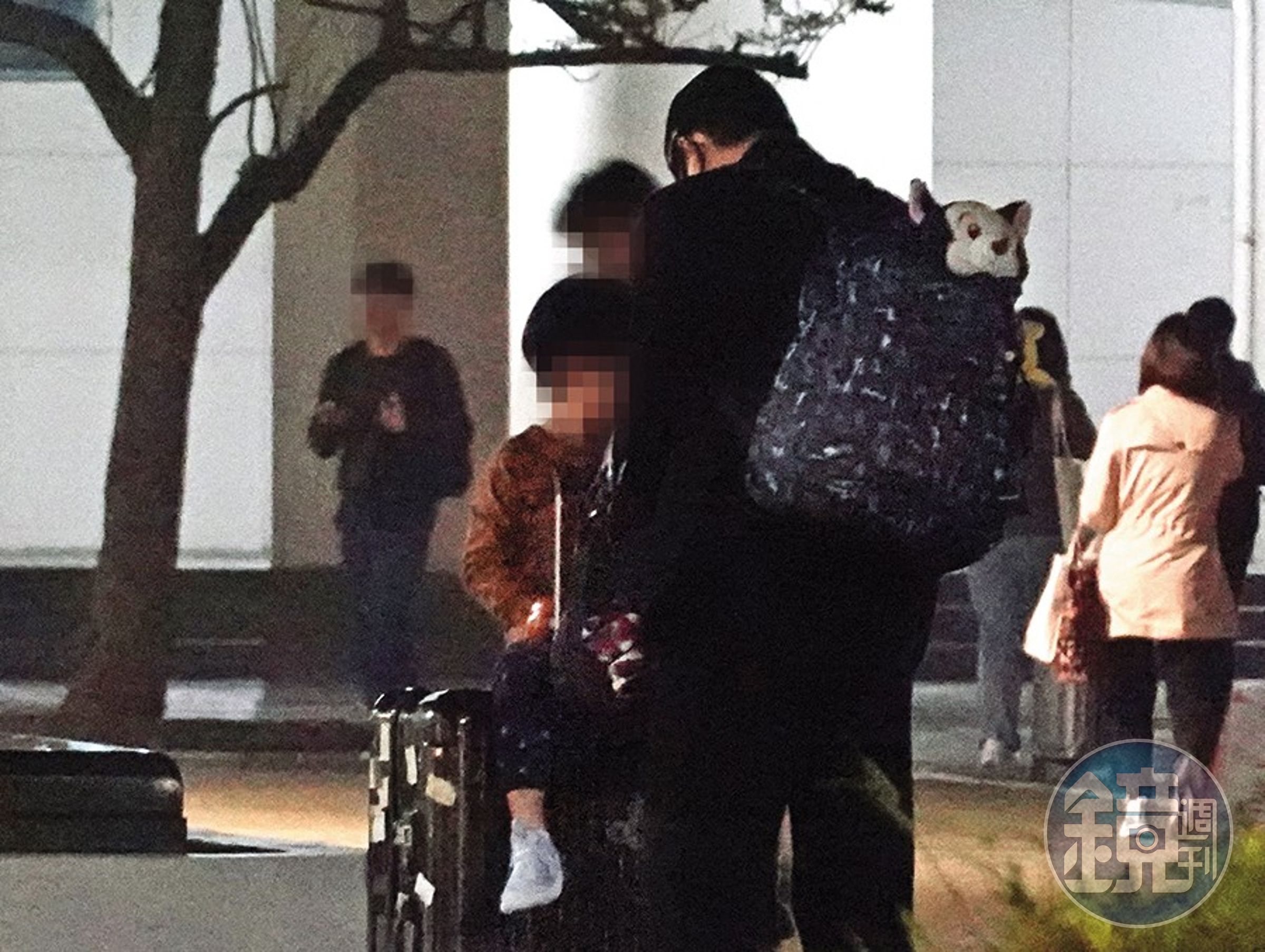 3月15日18時53分,江宏傑與兒子抵達新竹後,準備期待已久的三代同框。