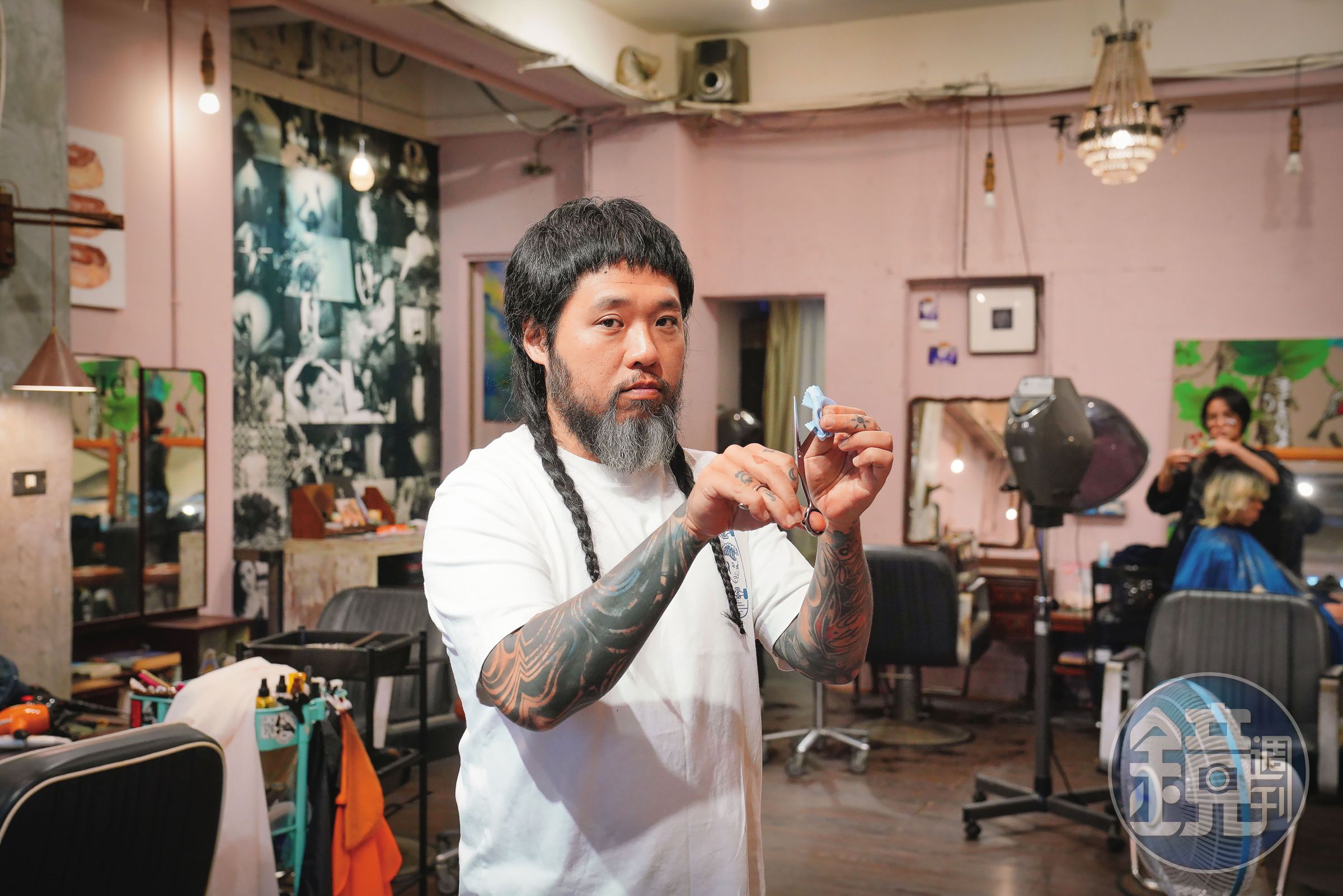 現年43歲的行者老闆林修文，有著不斷陷入谷底的人生，讓他看淡金錢，創立與PT互利共生的商業模式。