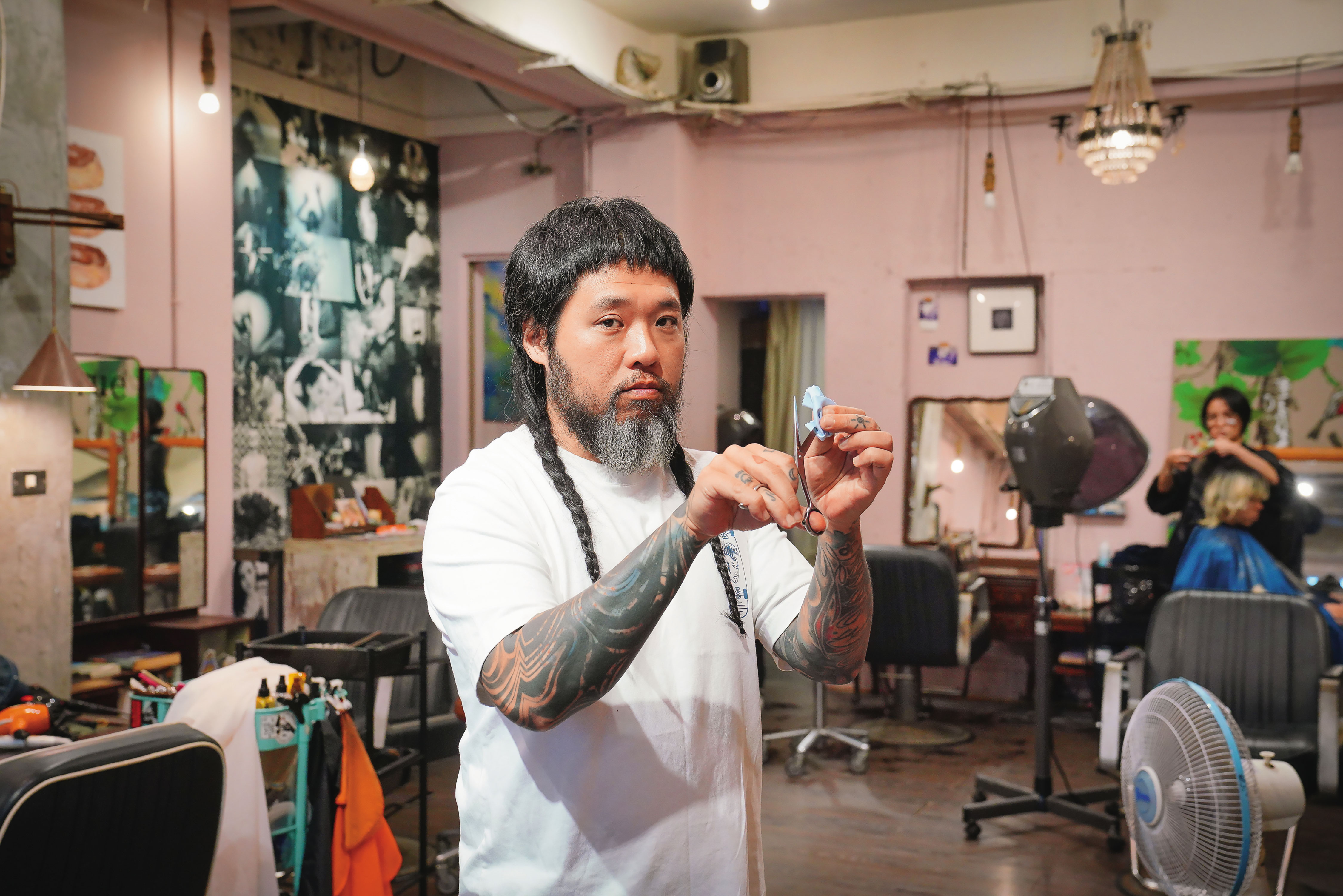 現年43歲的行者老闆林修文，有著不斷陷入谷底的人生，讓他看淡金錢，創立與PT互利共生的商業模式。