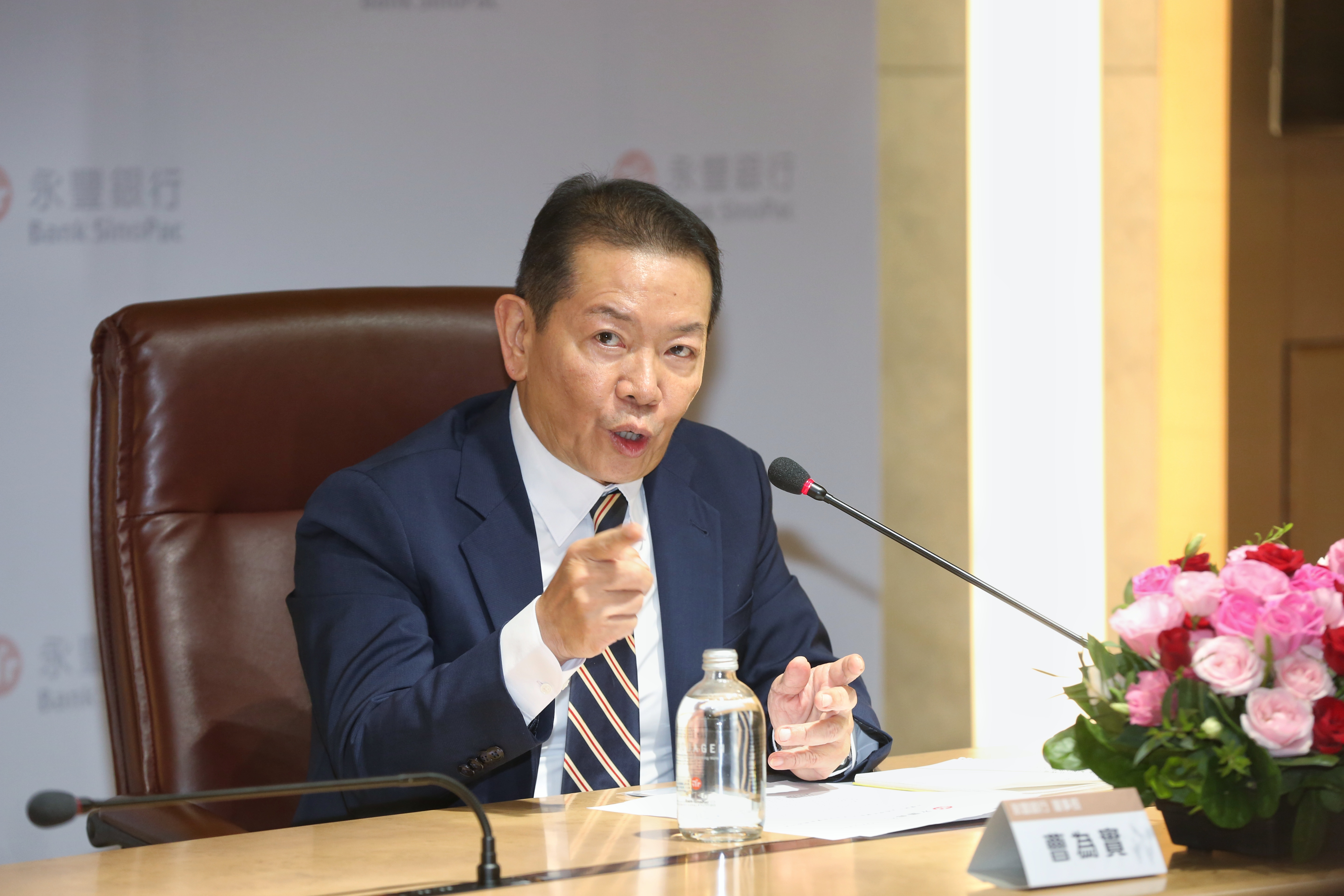 曹為實接永豐銀董座後首度和媒體茶敘，就送員工大禮。