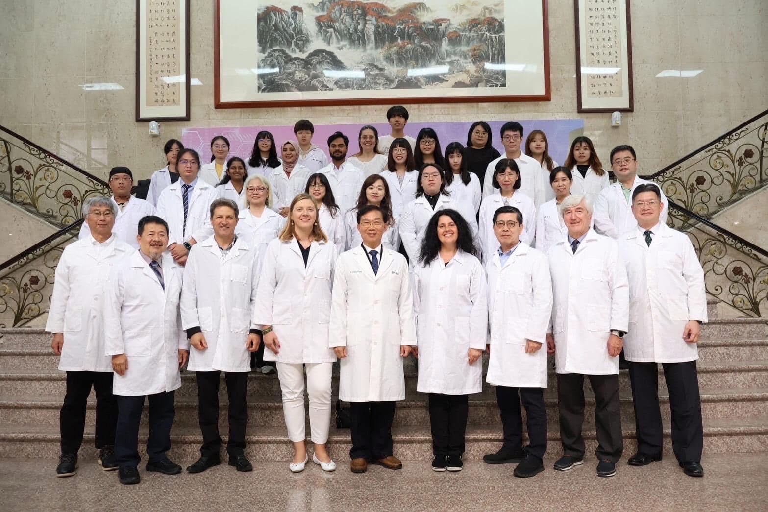 中山醫團隊的臨床試驗證明，飲用富含綠原酸的淺焙咖啡12週，可大幅降低體脂肪。（中山醫學大學提供）