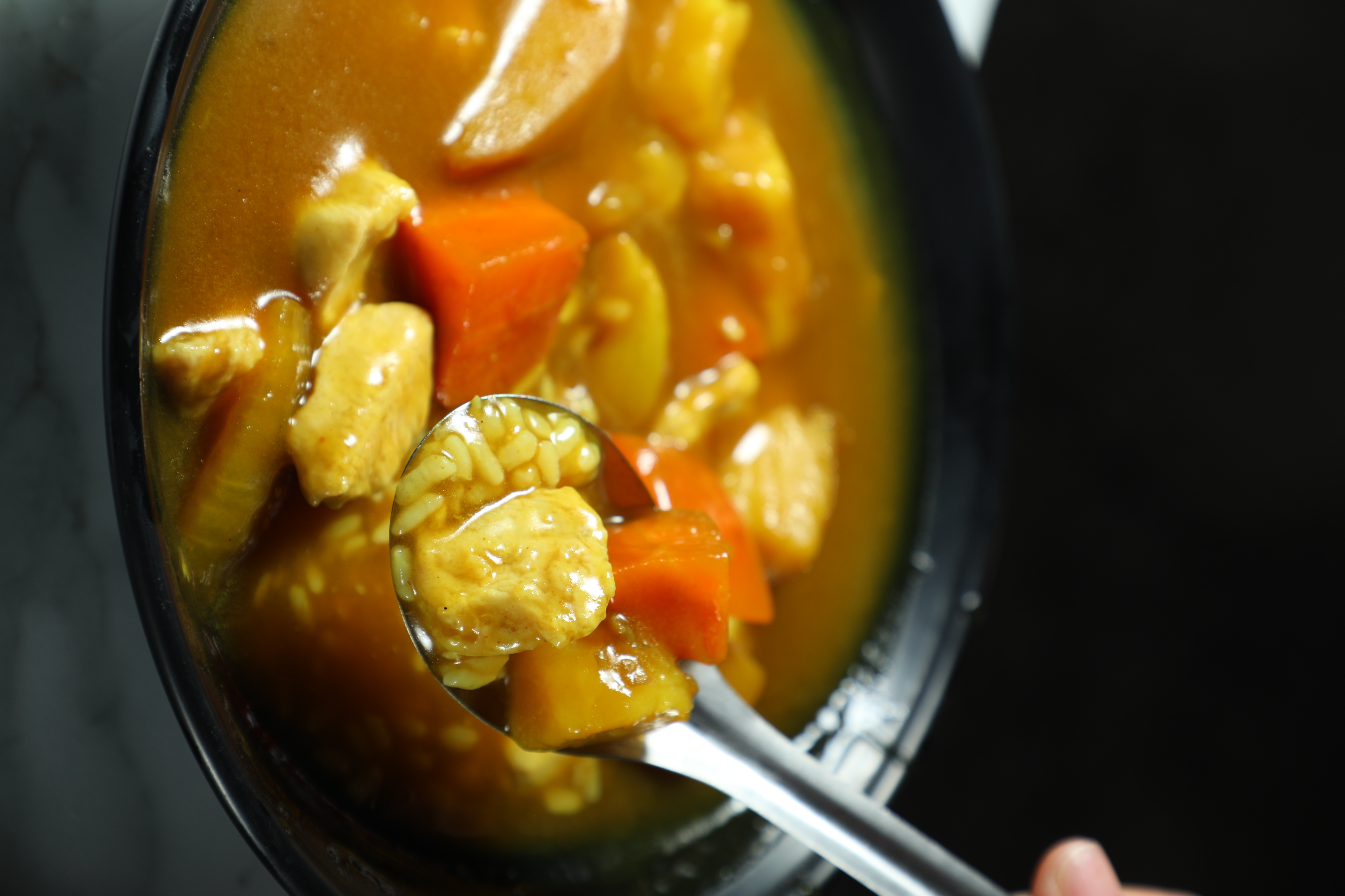 新推出的「咖哩飯雞肉丁」是午餐的好選擇。(65元/份)