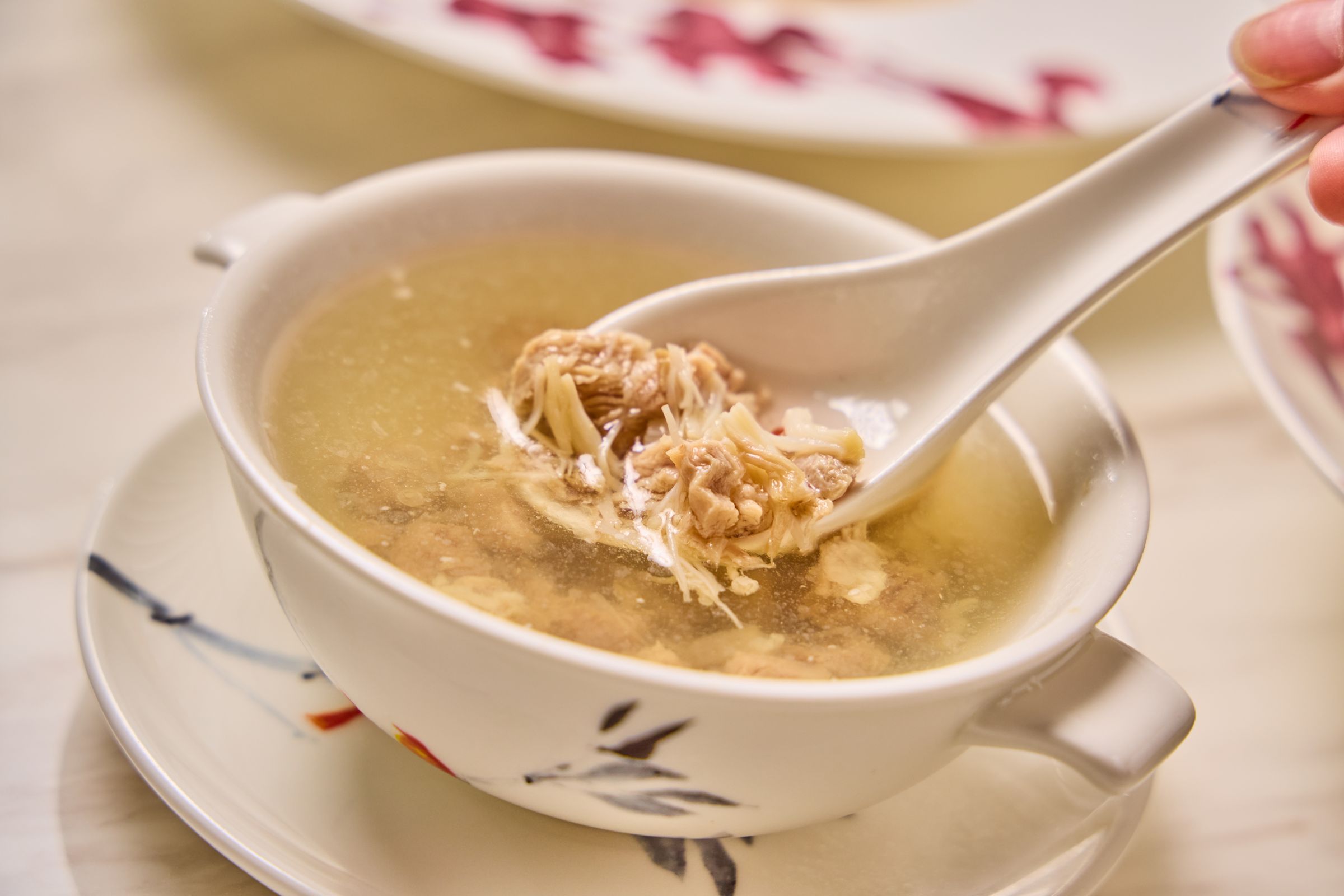松茸瑤柱燉花膠：以松茸、干貝與花膠細火燉煮，湯頭清潤濃郁，富含膠質與營養。
