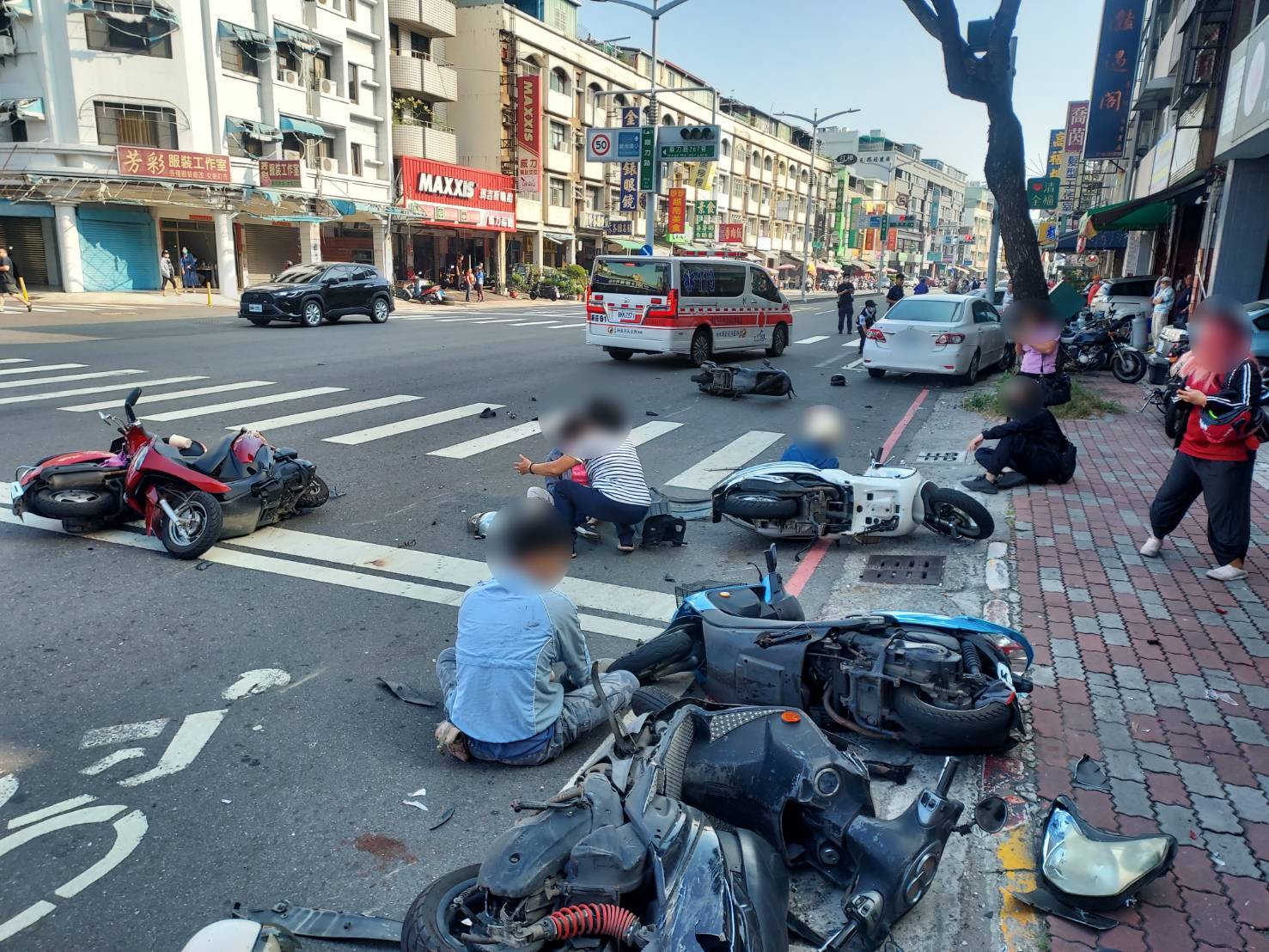 曾姓婦人駕車連撞7輛停等紅燈的機車。（翻攝畫面）