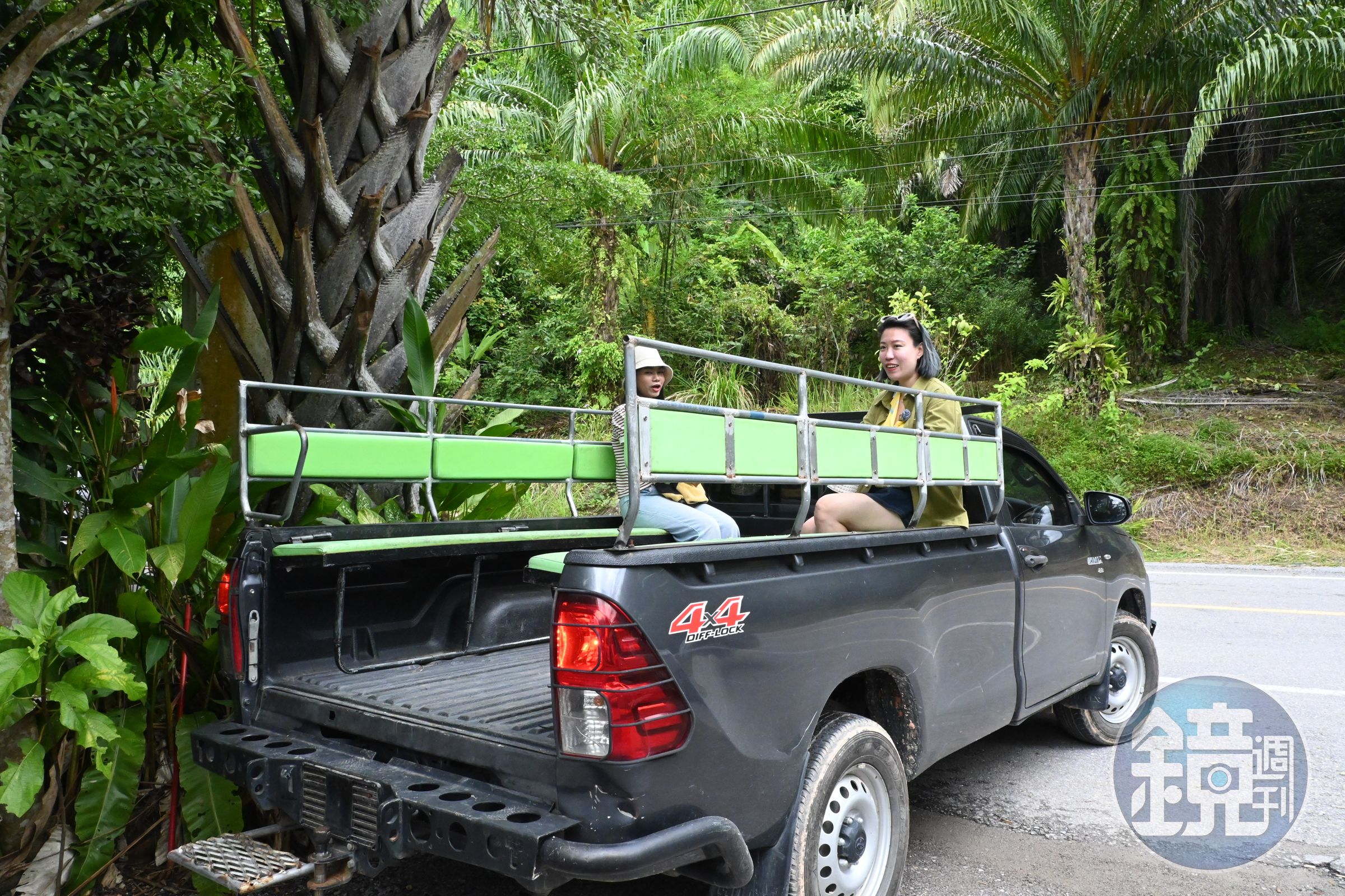 在集合地點會合後，店家會用雙條車載客人至搭船處。
