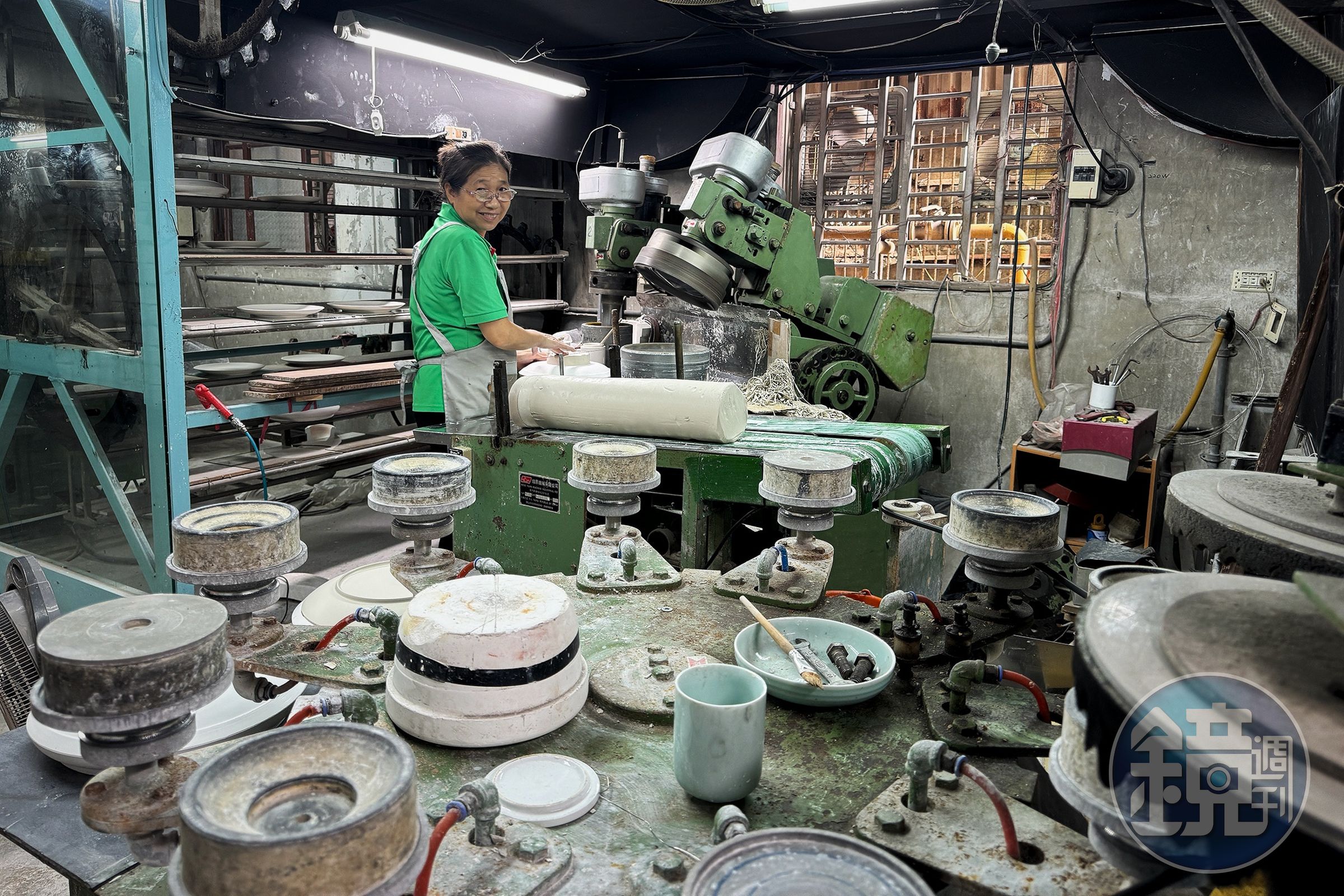 在安達窯的工廠,可以看到陶藝師正在製作各種瓷器。