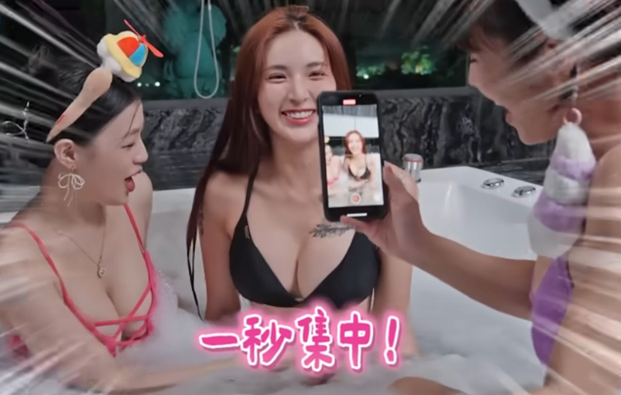 Dora現場示範一秒達到集中乳溝效果，大秀白嫩北半球。（翻攝YT頻道「琳妲是0蛋」）