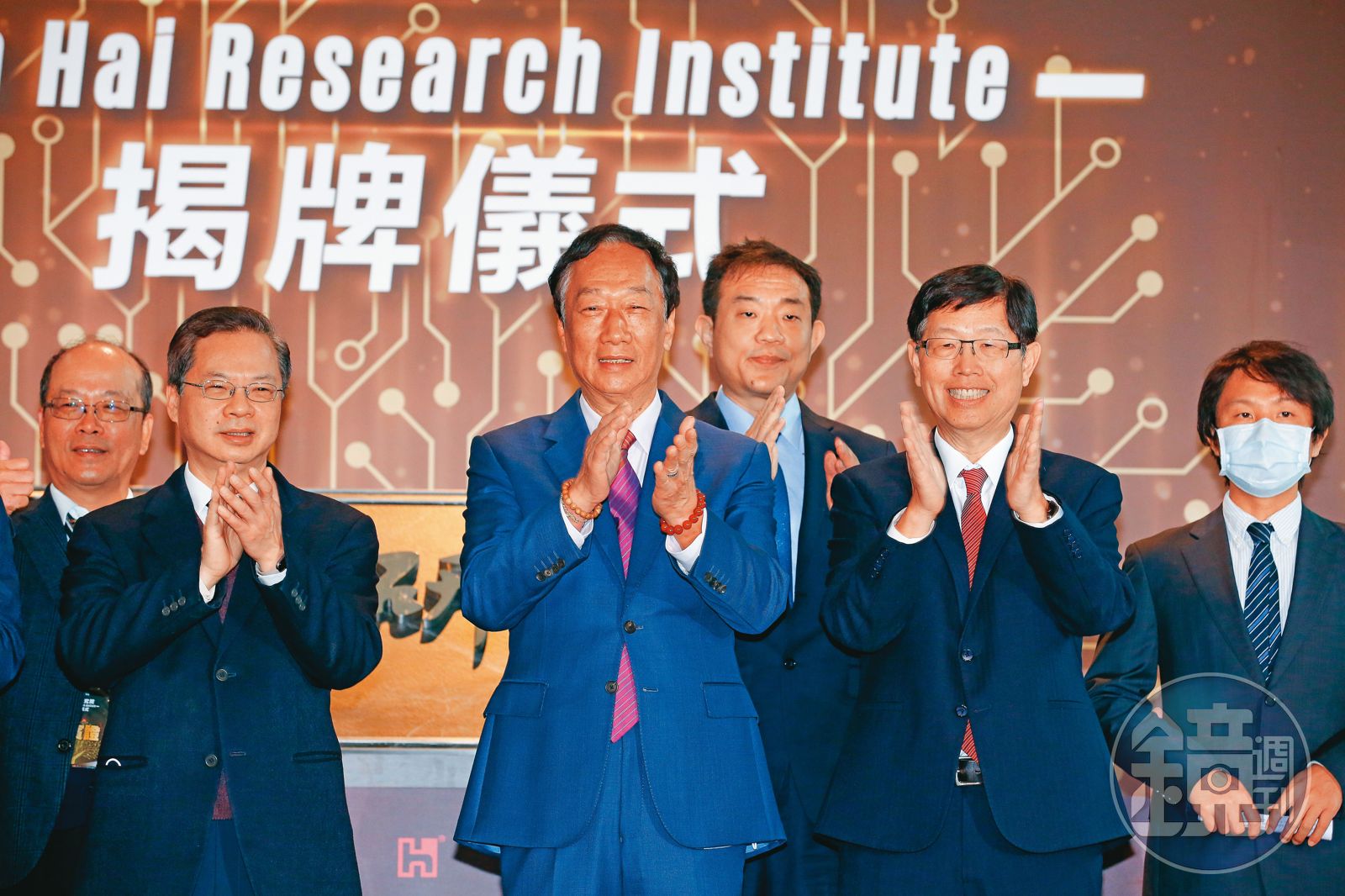 劉揚偉從創辦人郭台銘手中接下董座大位，積極推動轉型，成立鴻海研究院邀請郭台銘親自揭牌。
