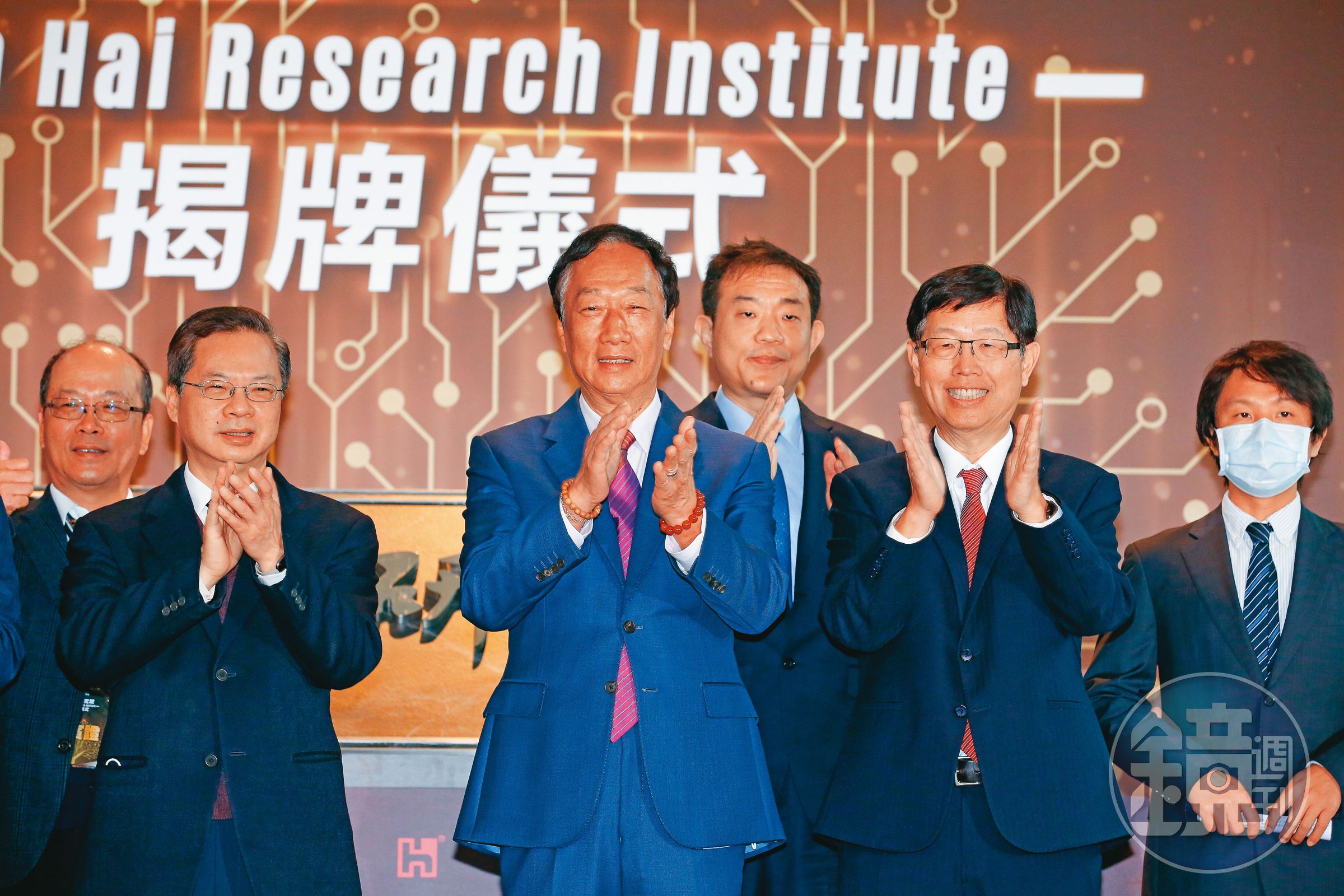 劉揚偉從創辦人郭台銘手中接下董座大位,積極推動轉型,成立鴻海研究院邀請郭台銘親自揭牌。