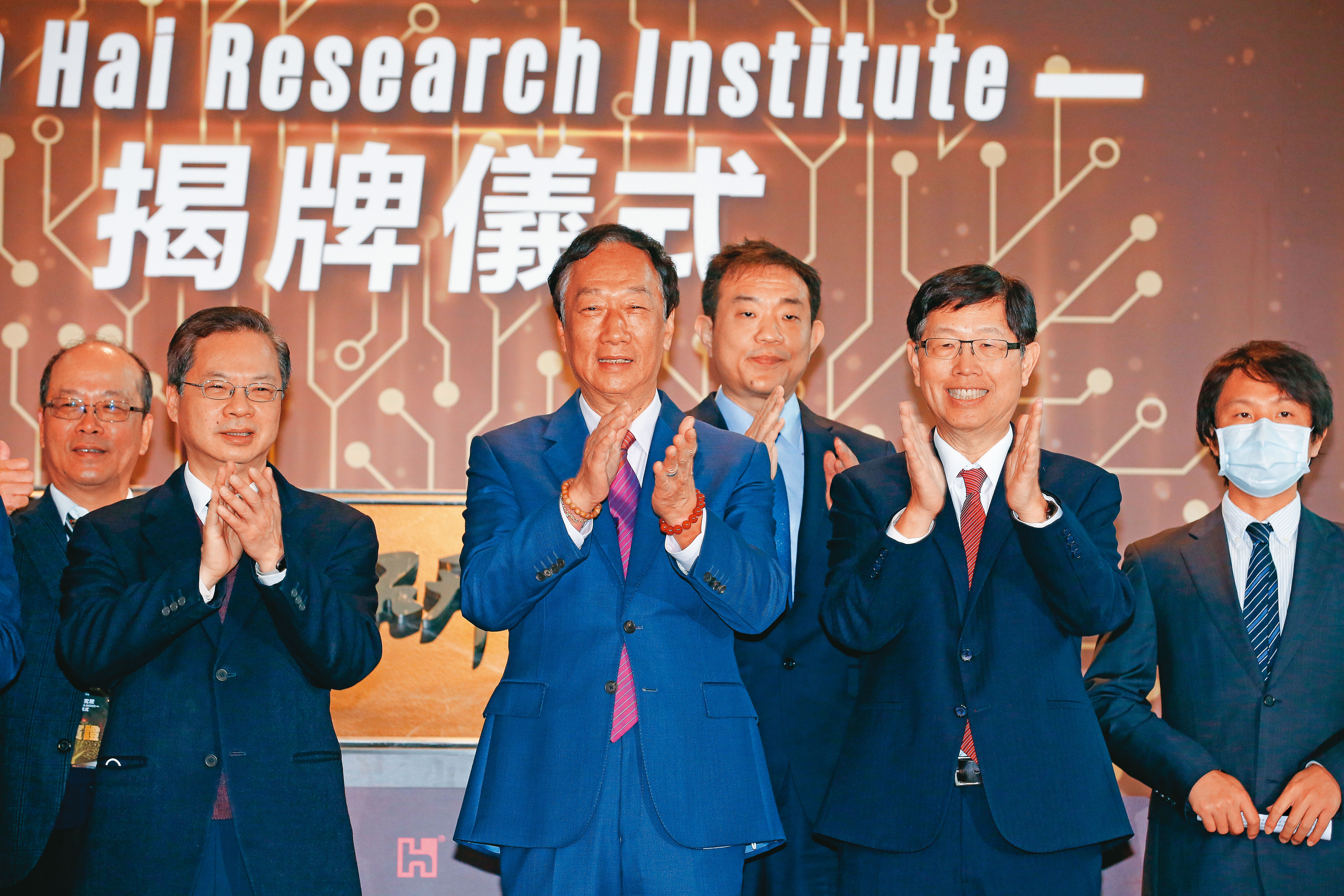 劉揚偉從創辦人郭台銘手中接下董座大位，積極推動轉型，成立鴻海研究院邀請郭台銘親自揭牌。