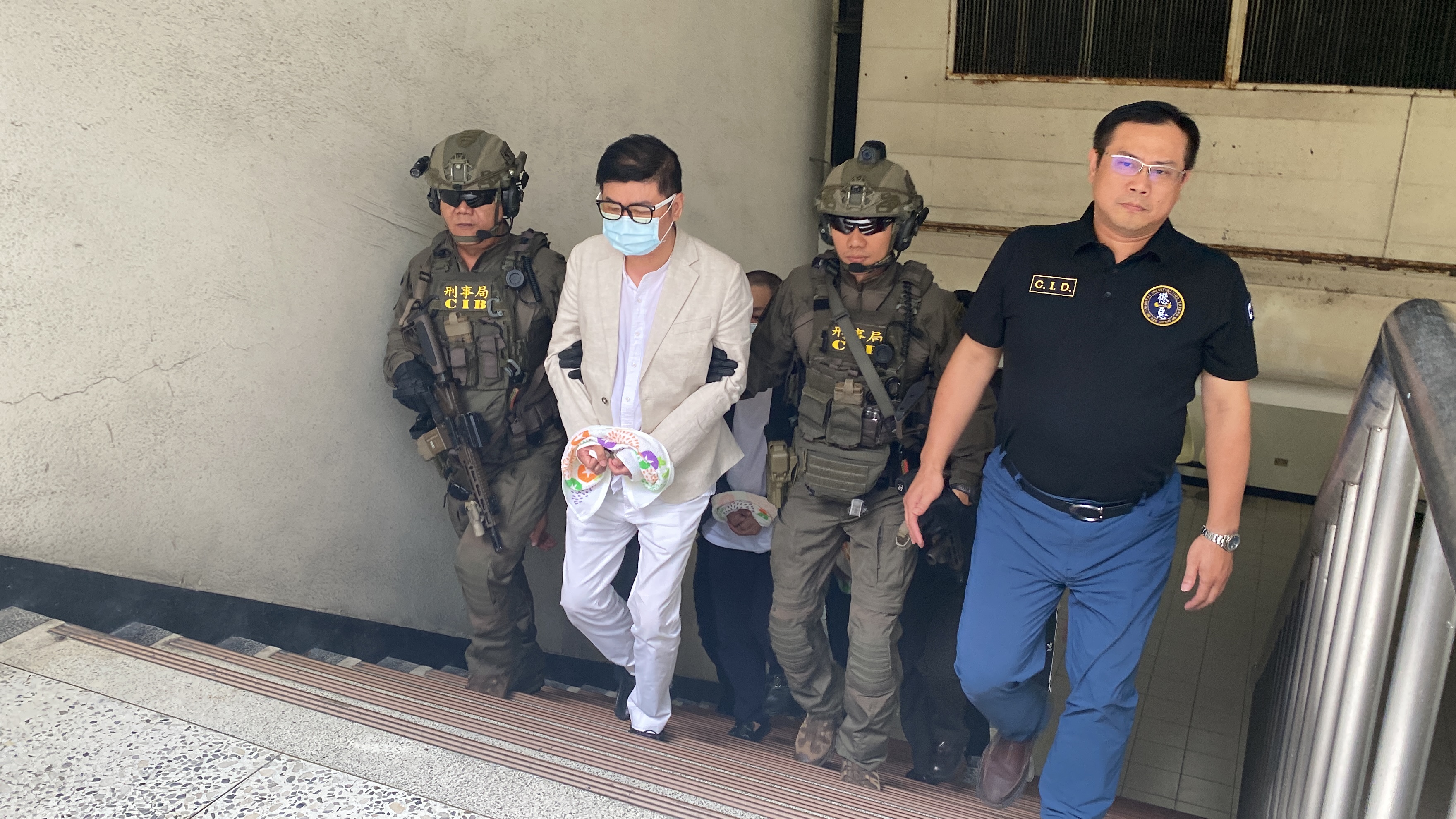 警方破獲天道盟盟主「鐵霸」曾盈富、曾盈助兄弟檔非法洗錢。（警方提供）