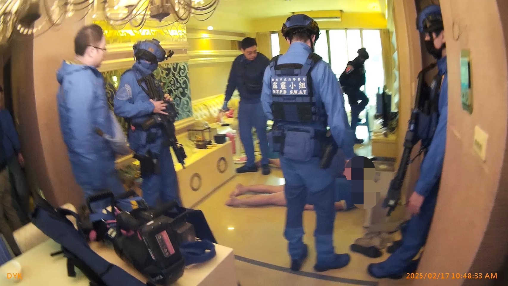 林口警與霹靂小組全副武裝埋伏於犯嫌住處外，趁許姓男子出門時，一舉制伏2嫌。（翻攝畫面）