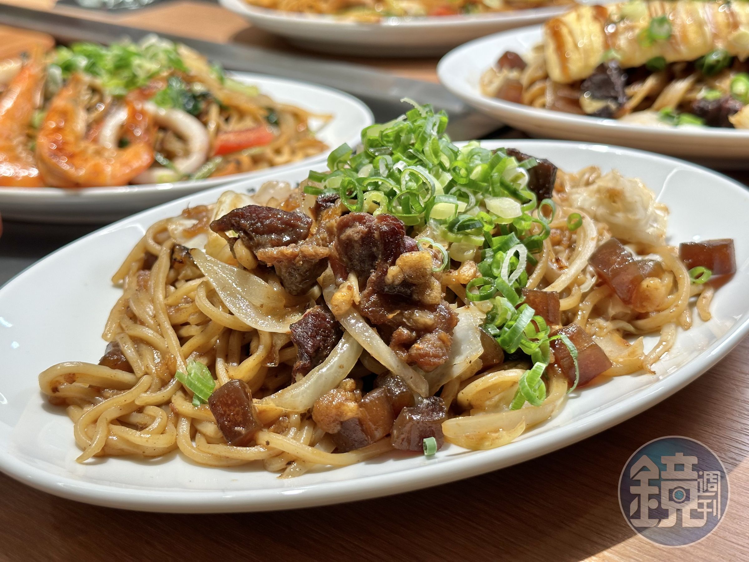 「Bokkake經典炒麵」醬汁鹹中帶甘，牛筋、蒟蒻軟Q有味，麵條嚼勁不錯。（239元／份）