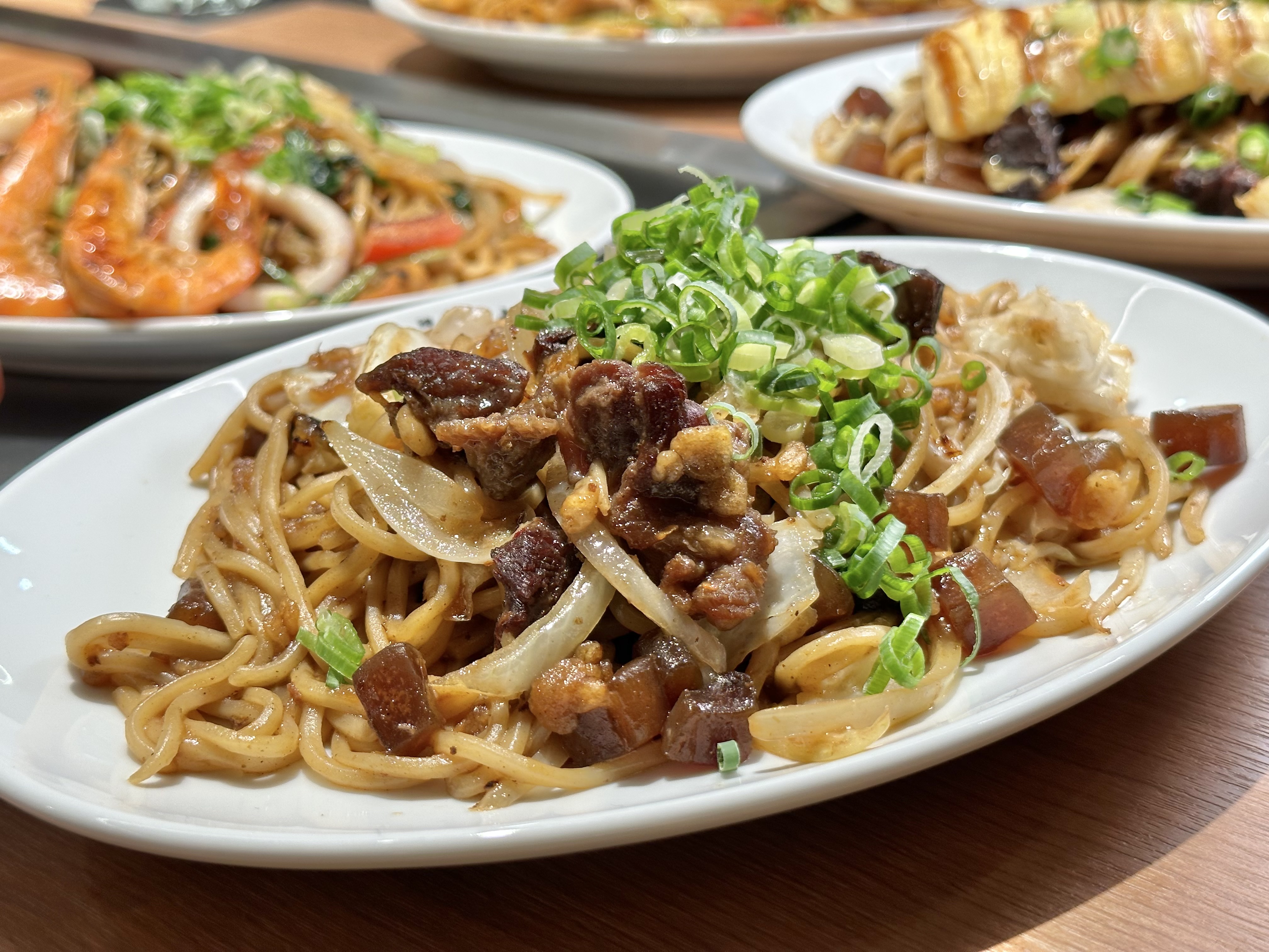 「Bokkake經典炒麵」醬汁鹹中帶甘，牛筋、蒟蒻軟Q有味，麵條嚼勁不錯。（239元／份）