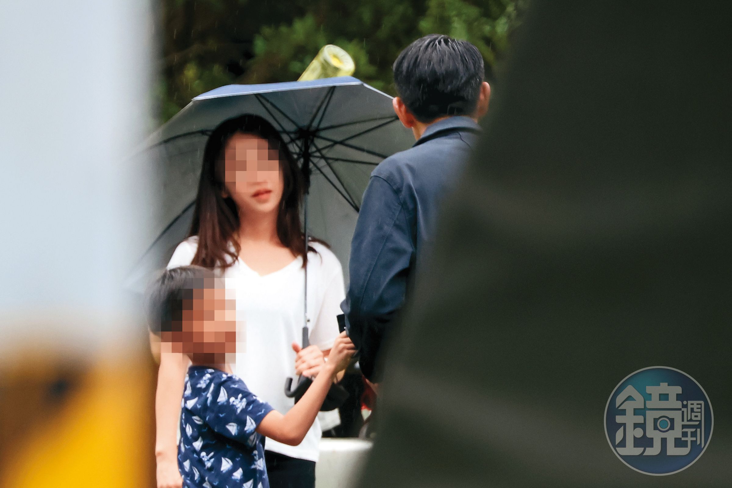 柯叔元拍戲時,Rachel帶著小孩在旁等待。
