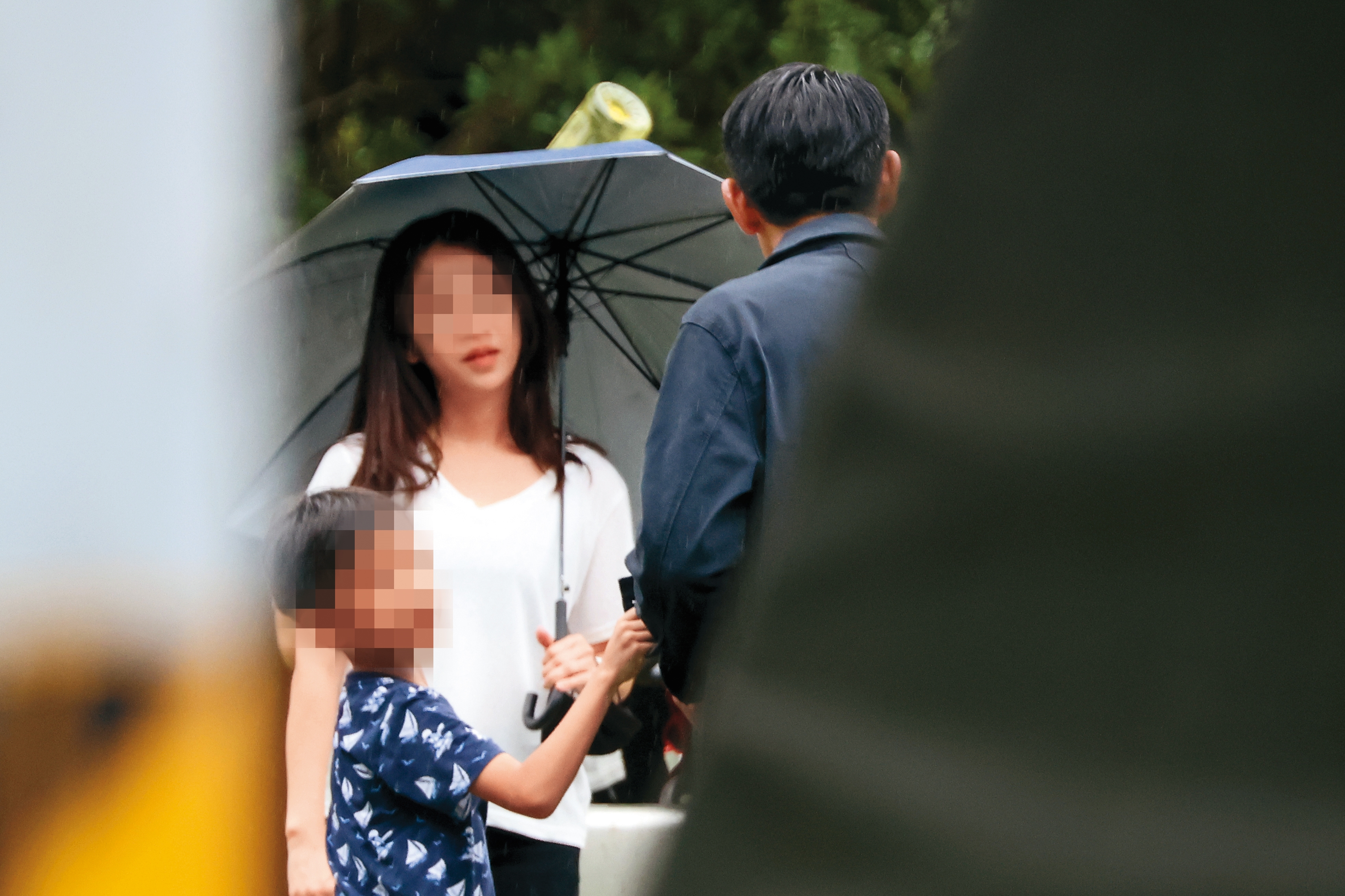 柯叔元拍戲時，Rachel帶著小孩在旁等待。