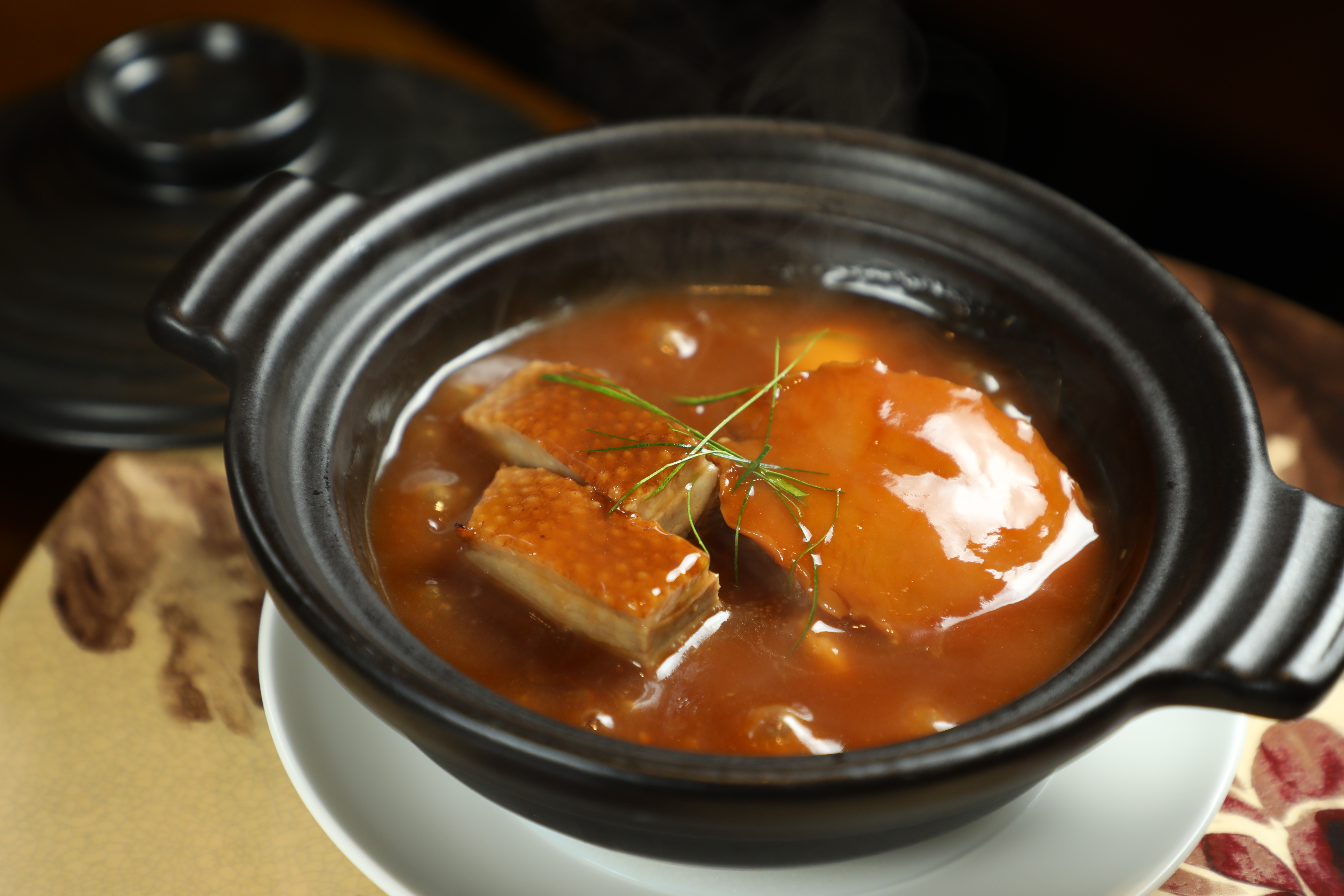 「古法肥鵝炆中東乾鮑魚」是廣東人的頂級海陸大餐，鵝肉與鮑魚的烹製都很考驗功夫。（8,880元三華盛宴套餐菜色）