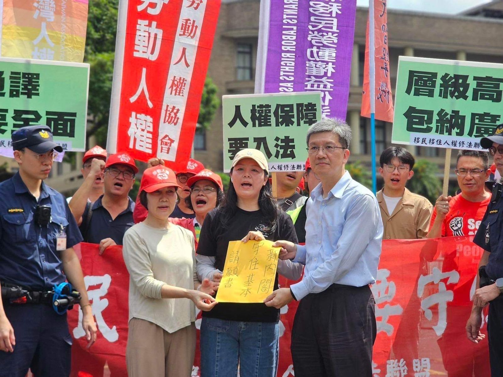 移民工、婦女及人權團體赴行政院遞送請願書，針對《新住民基本法》提出四項訴求。（移盟提供）