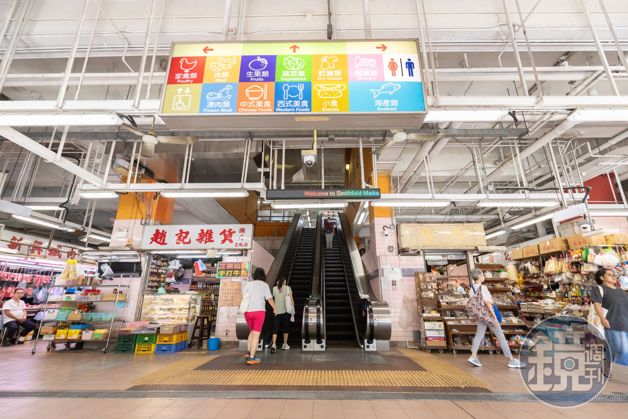 士美菲路街市1樓為販售生鮮、乾貨的傳統市場；2樓則是熟食中心。