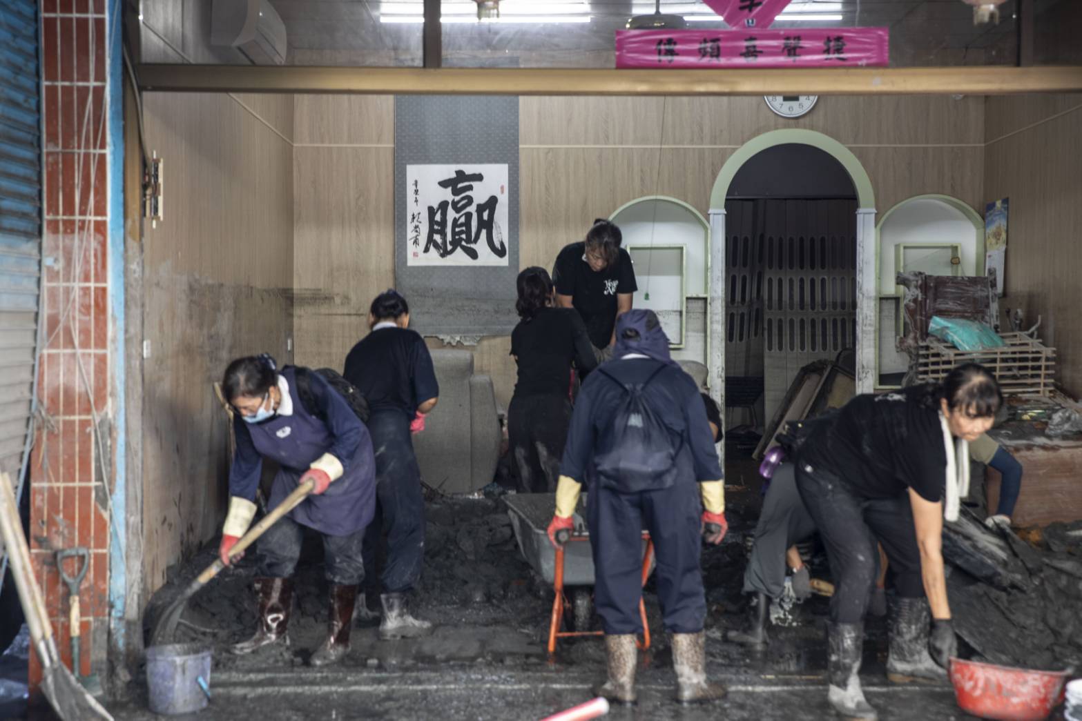 志工們協助從災民家中清出淤泥。