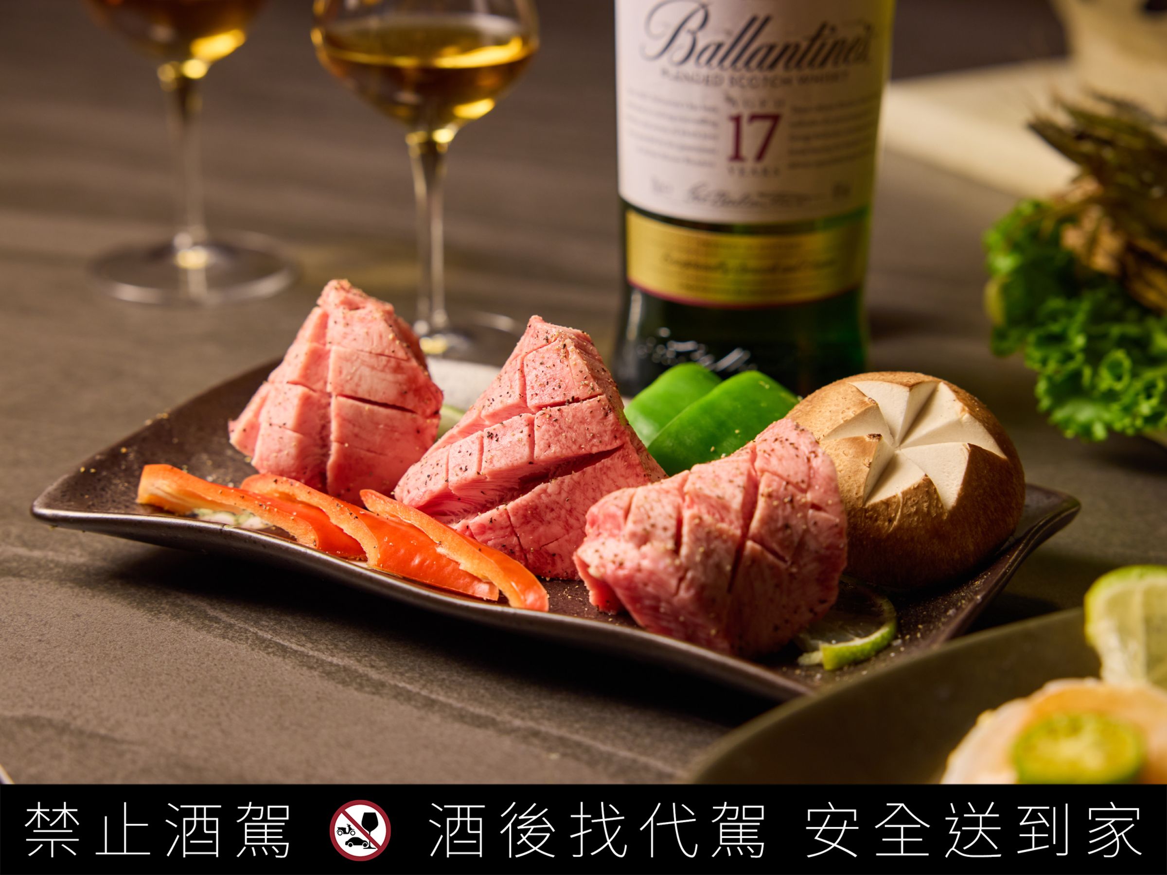「六本木燒肉」牛肉皆採用空運冷藏，並擁有美國IBP認證Prime等級。尤其手切牛舌，口感柔韌中帶彈性，鮮甜與炭火香氣交織，細嚼之下油脂香氣緩緩釋放，令人一口接一口，回味不已。