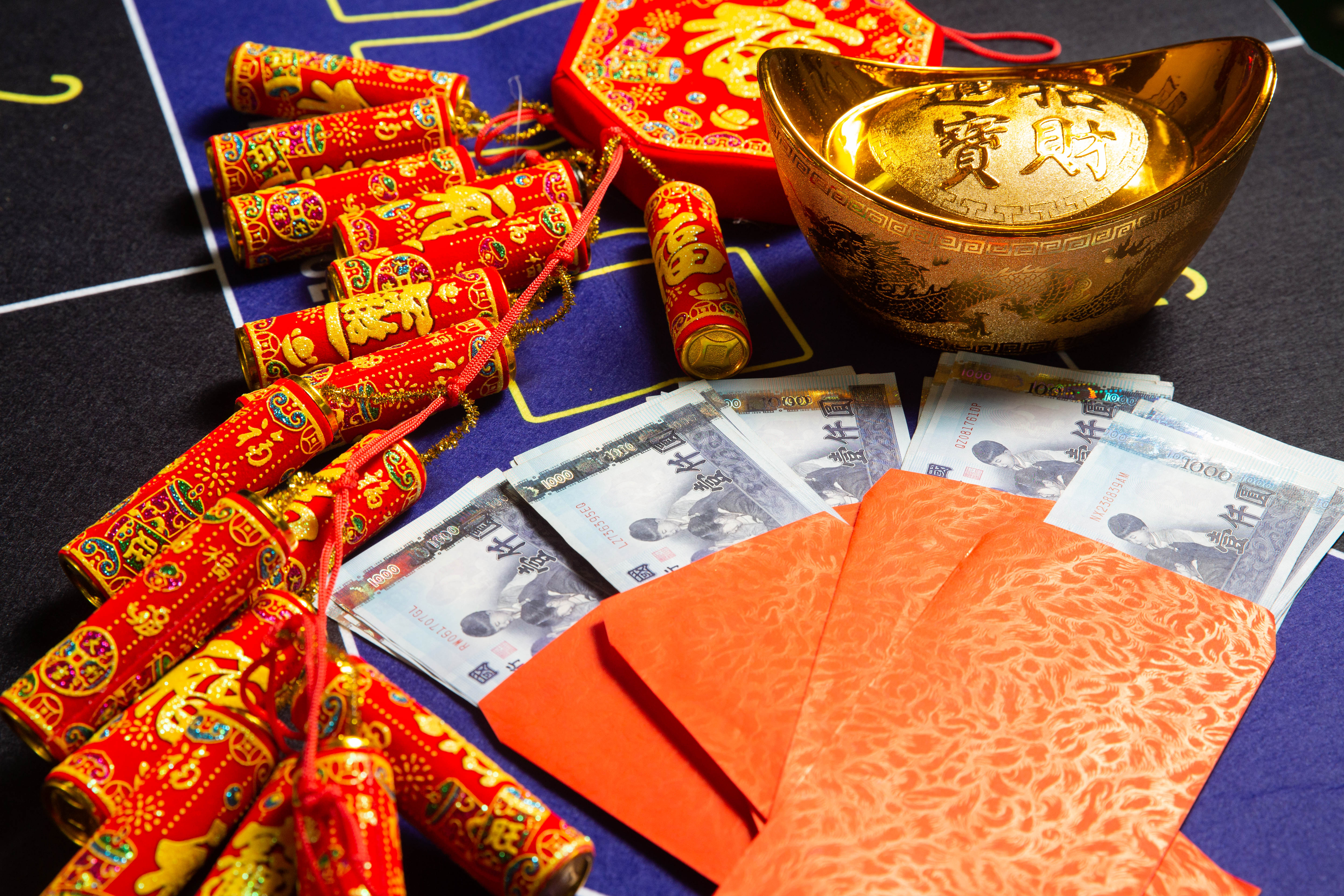 過年紅包金額大致掌握「雙位數」及「諧音」2大原則，紅包袋千萬別對折、封口。（本刊資料照）