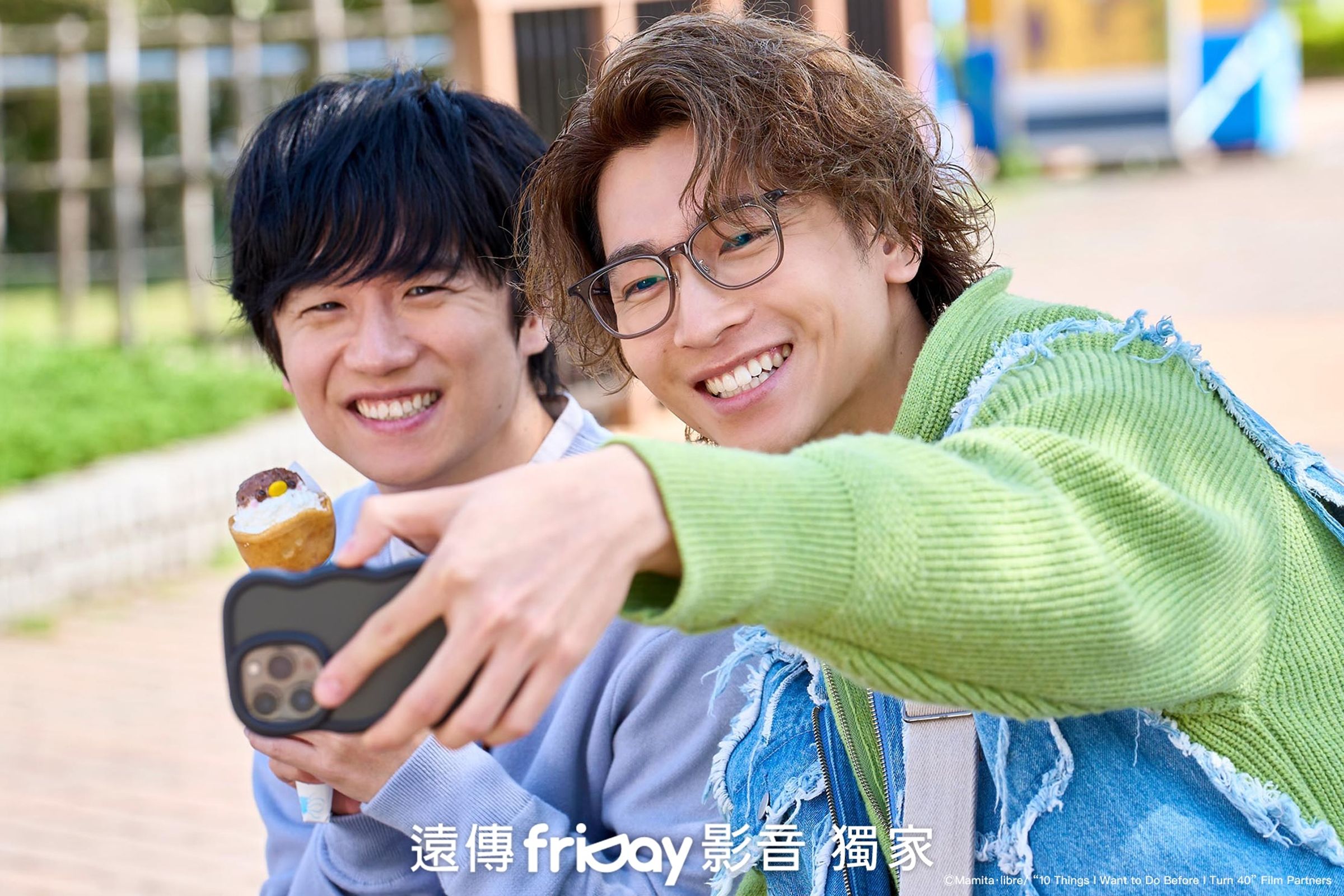 風間俊介(左)在拍攝新劇《40歲以前想達成的10件事》時,特地改變日常習慣,開始嘗試敷面膜保養。(friDay影音提供)