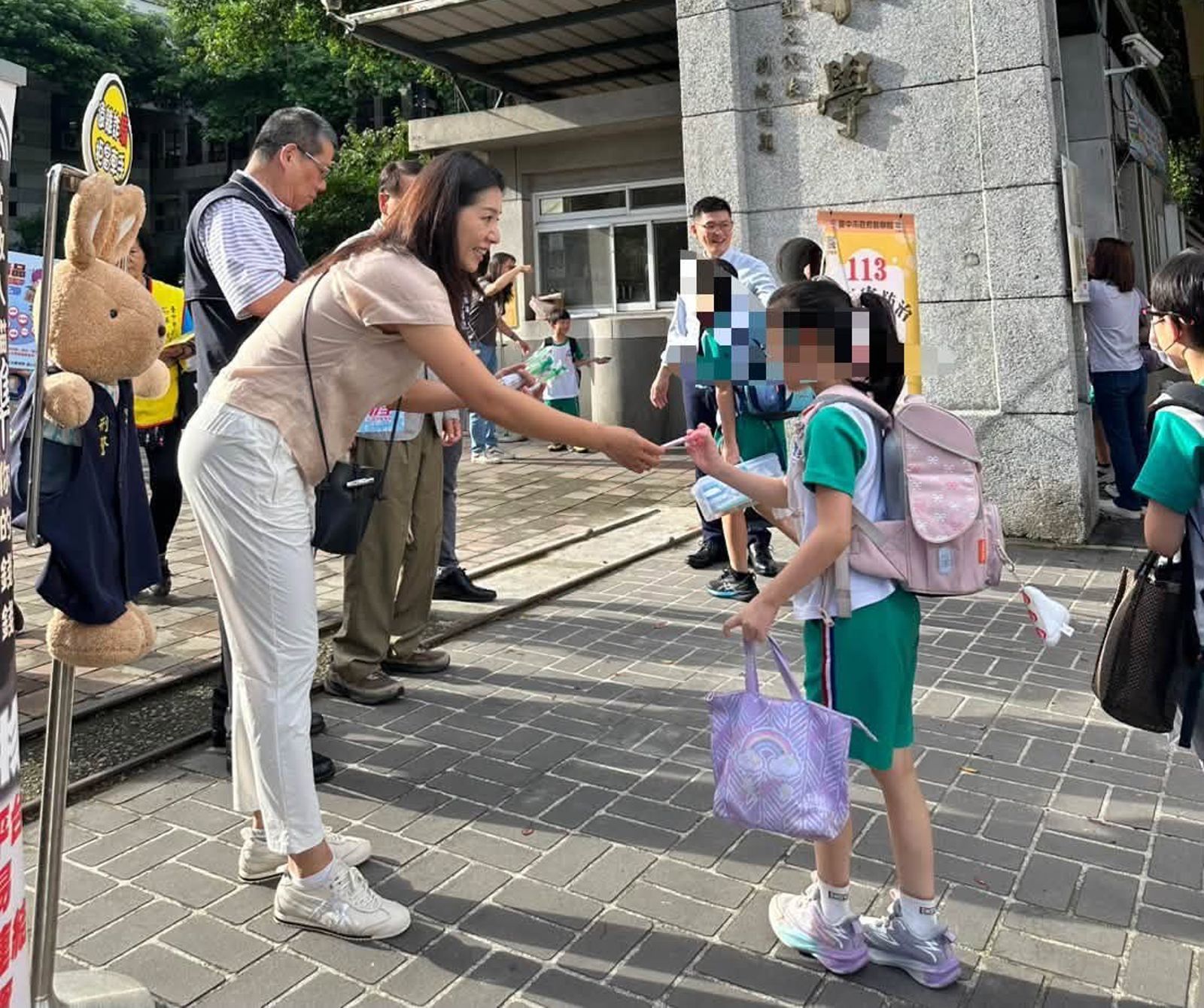 「最美家長會長」根本凍齡 44歲玉女歌手消失19年現身國小迎學童