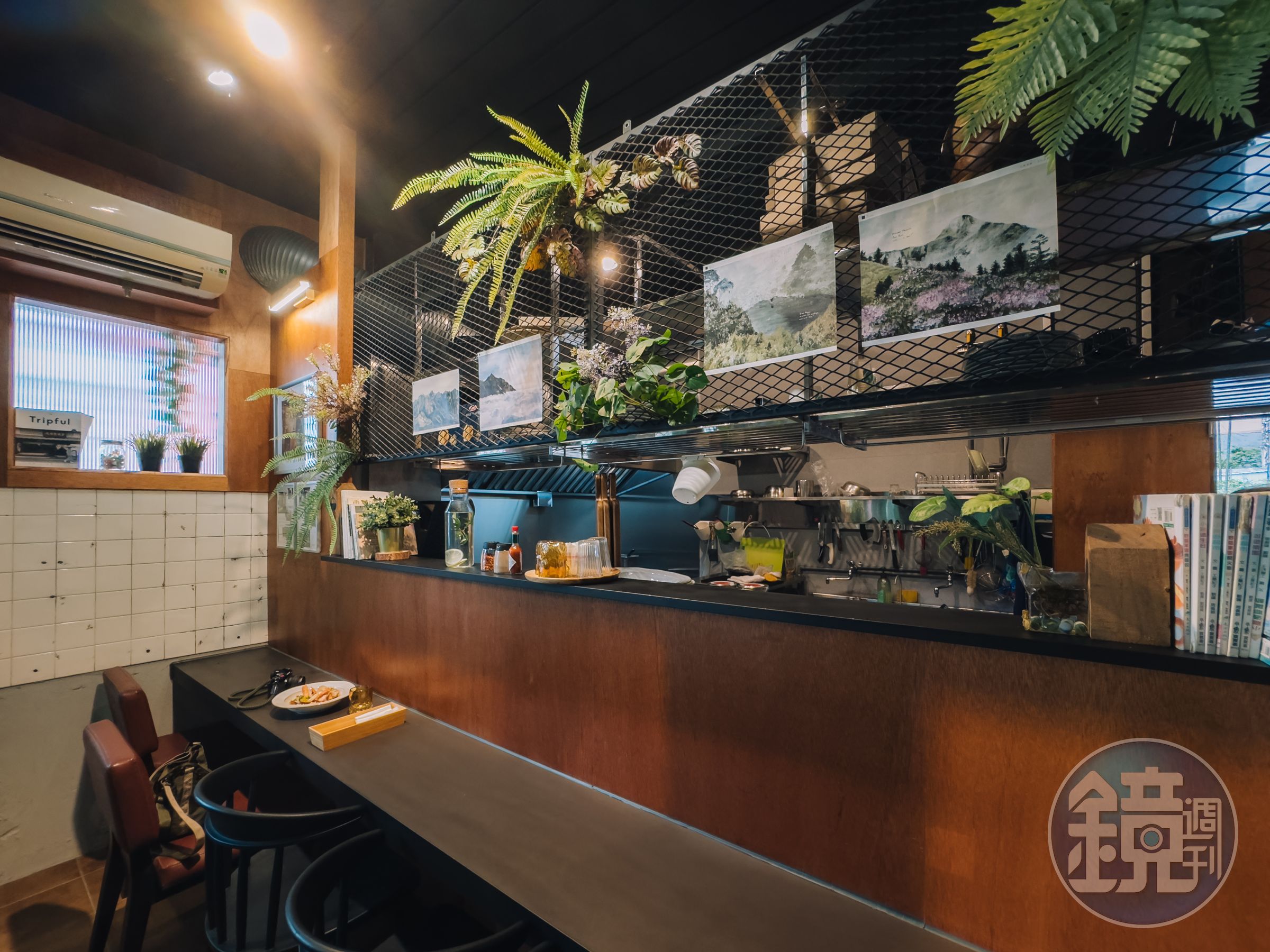 店內空間不大，吧台區採用工藝風設計，新舊融合。