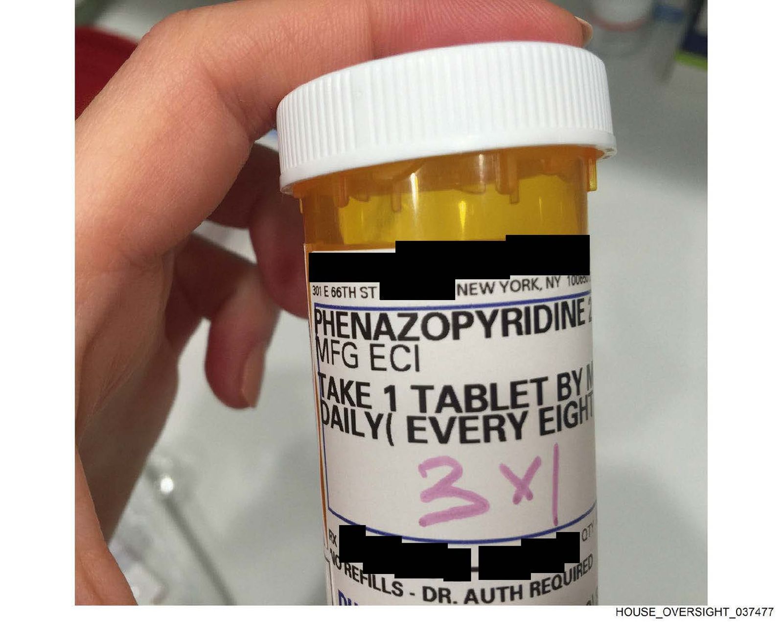 檔案中也包含藥物瓶照片，藥名為治療泌尿道感染的處方藥。（翻攝House Oversight Committee）