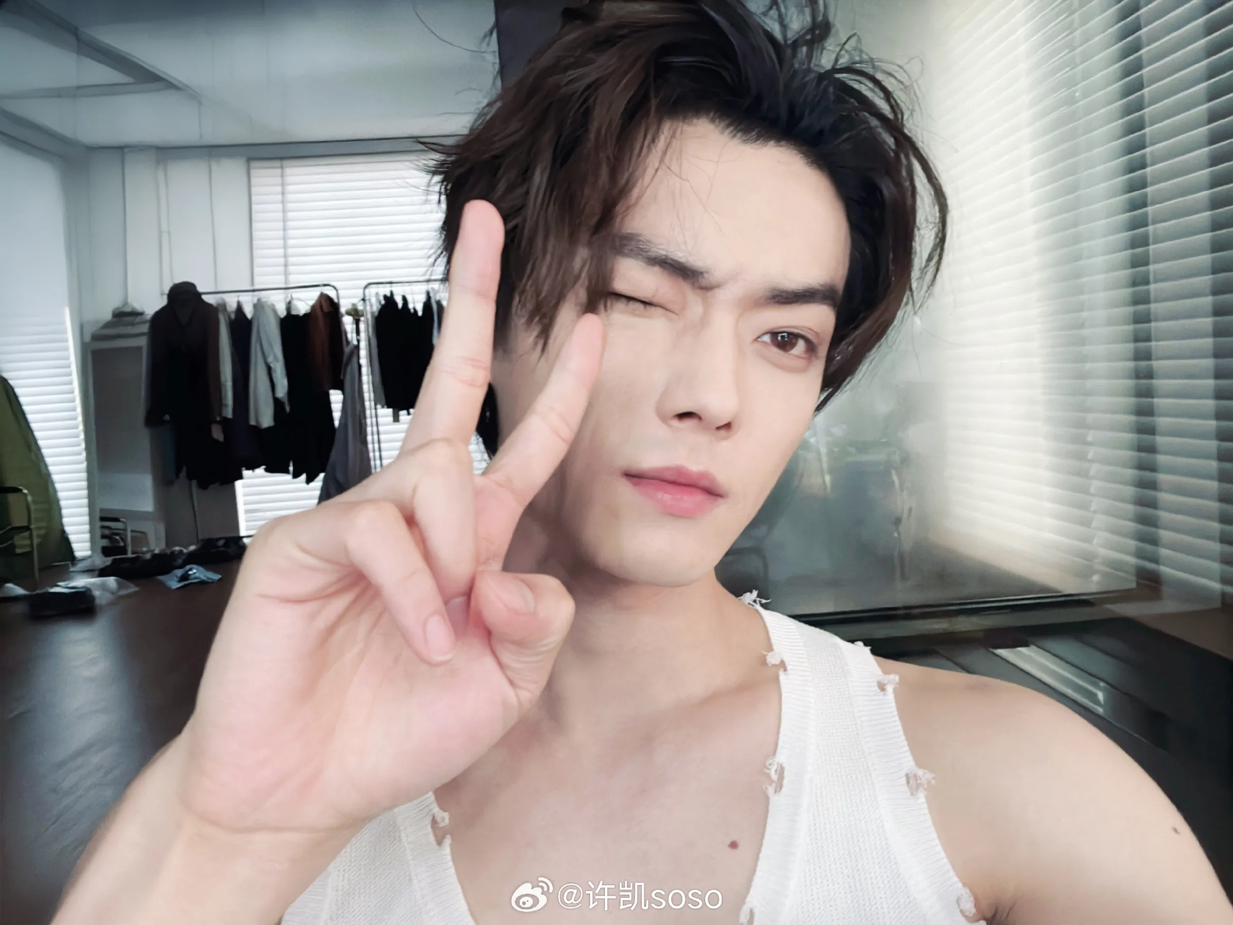 許凱一連被爆劈腿和聚賭,新戲直接飛了。(許凱微博)