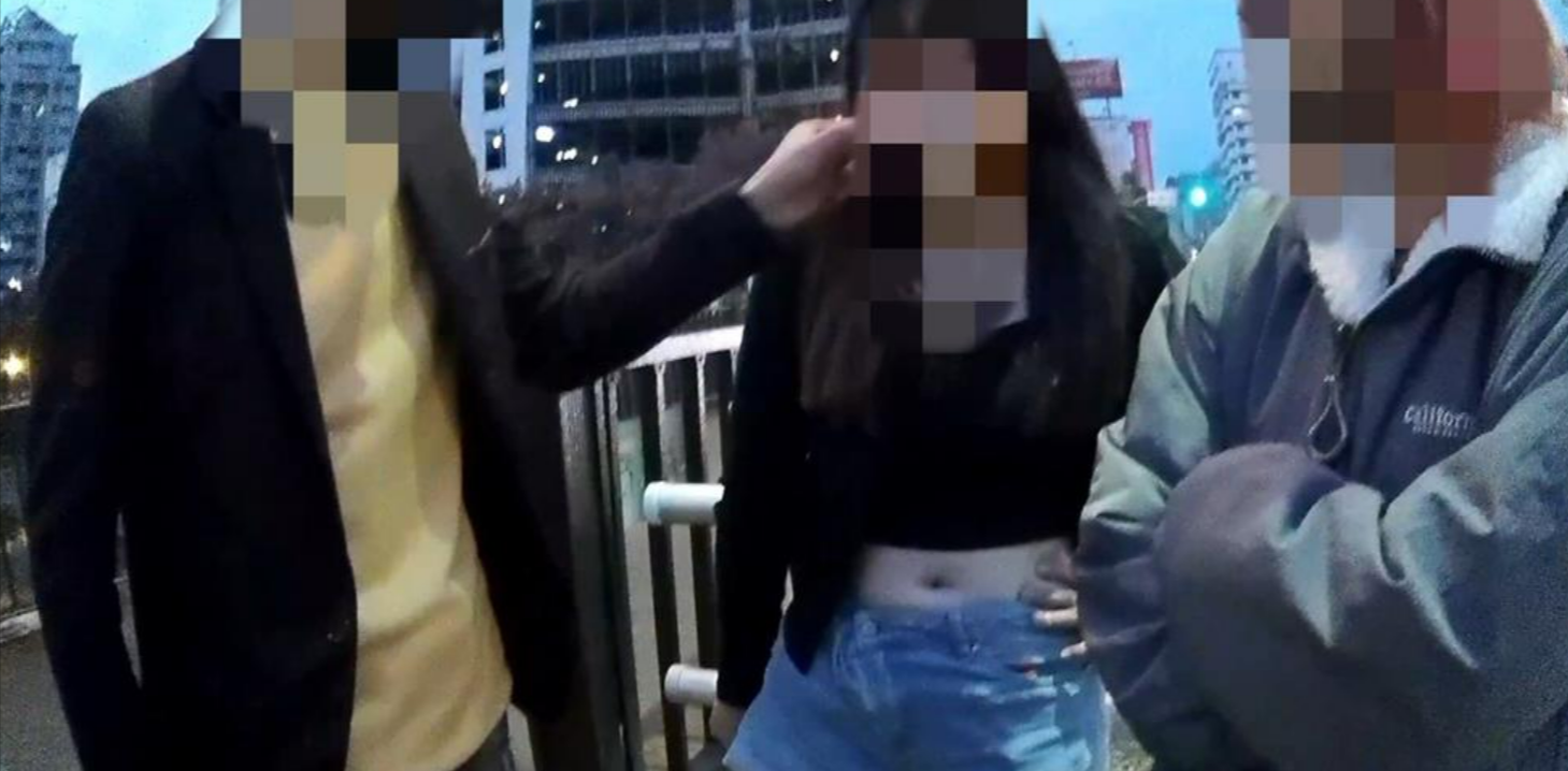 穿著露肚短褲裝的19歲林姓女大生渾身酒氣，警方測出她酒測值嚴重超標。（翻攝畫面）