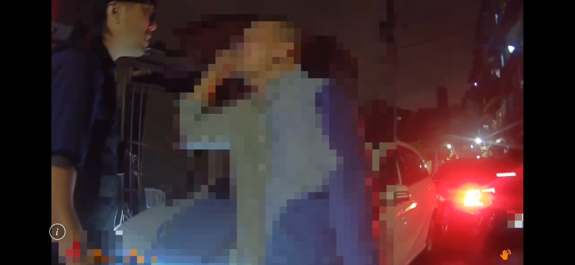 男子（右）不滿警車在窄巷會車倒車速度太慢，竟出言辱罵員警被送辦受罰。翻攝畫面