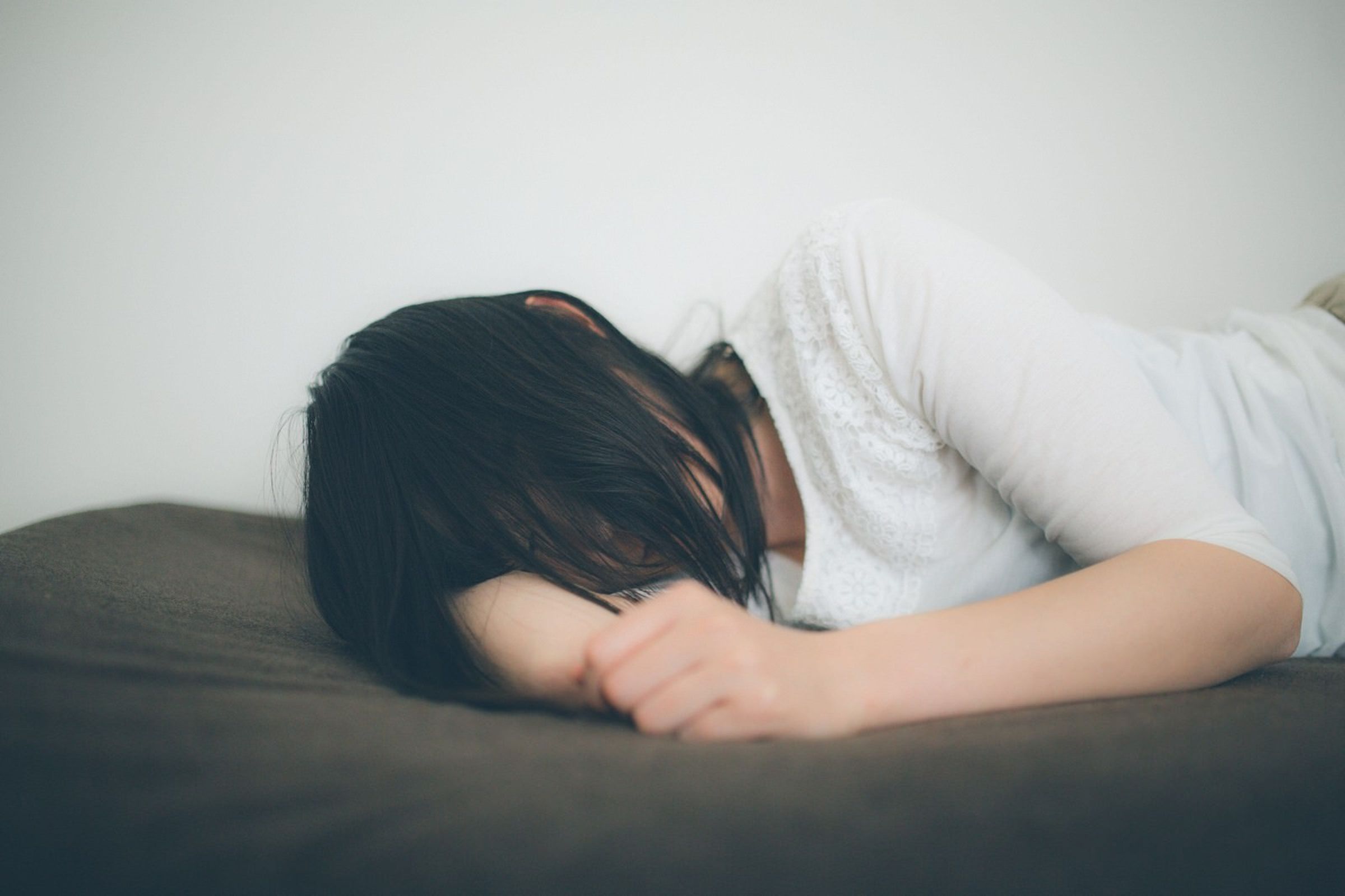 因為男友表示「想跟妳朋友發生關係」，少女竟下藥迷昏閨密，還幫忙男友性侵、凌虐對方。（示意圖 pakutaso）